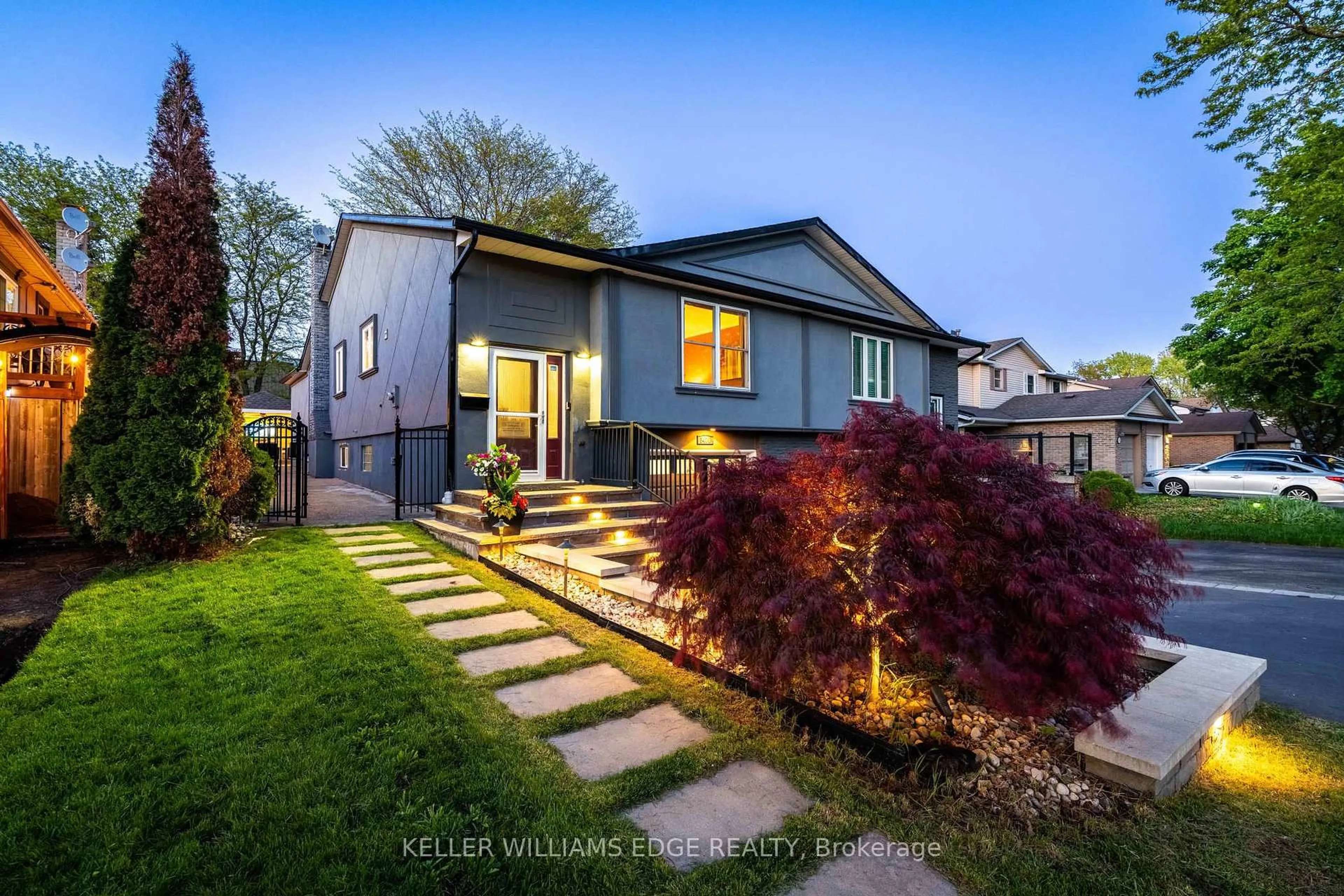 Home with vinyl exterior material, street for 1471 Paddington Crt, Burlington Ontario L7M 1W7