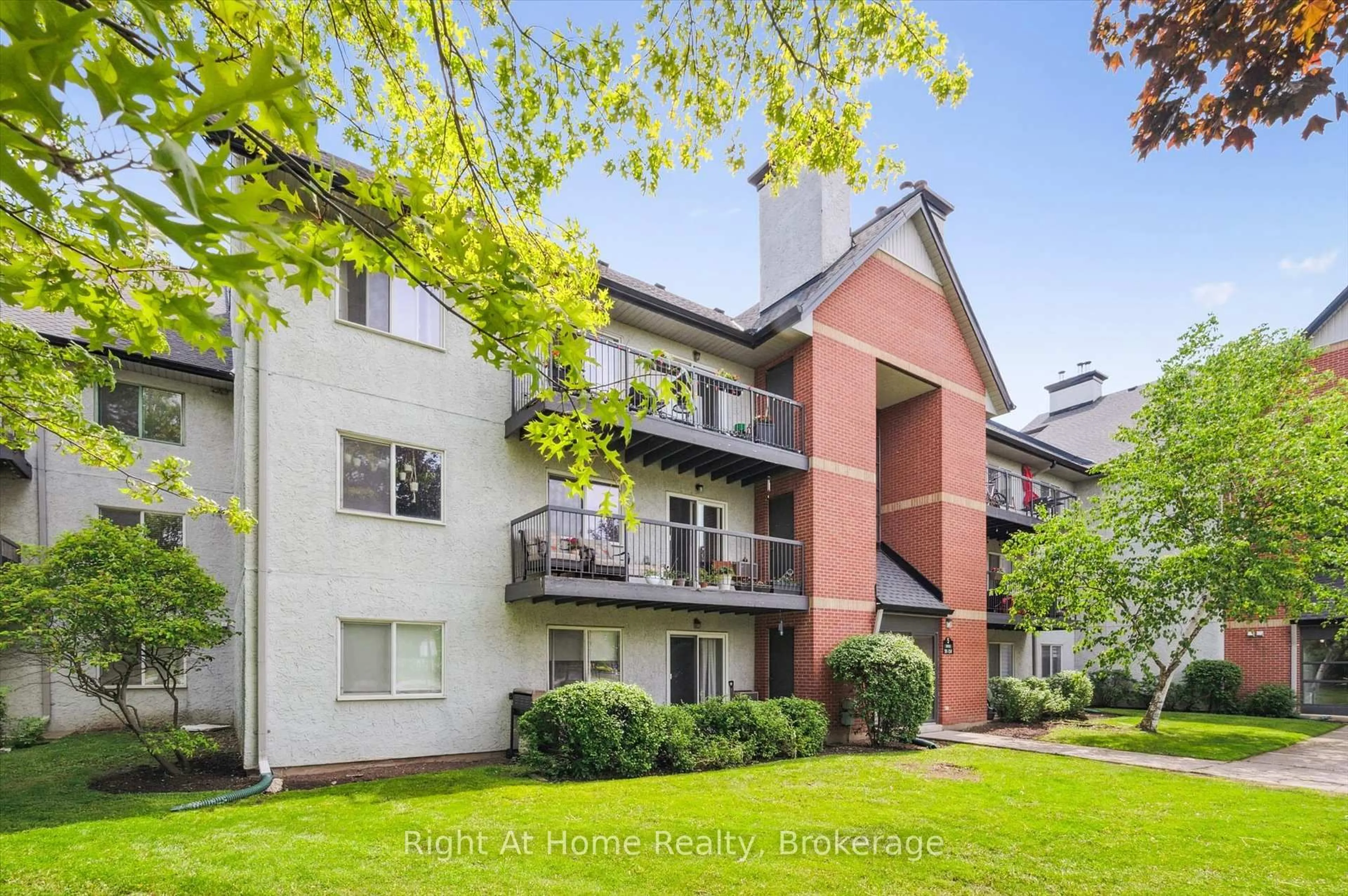 Patio, unknown for 1450 Glen Abbey Gate #534, Oakville Ontario L6M 2V7