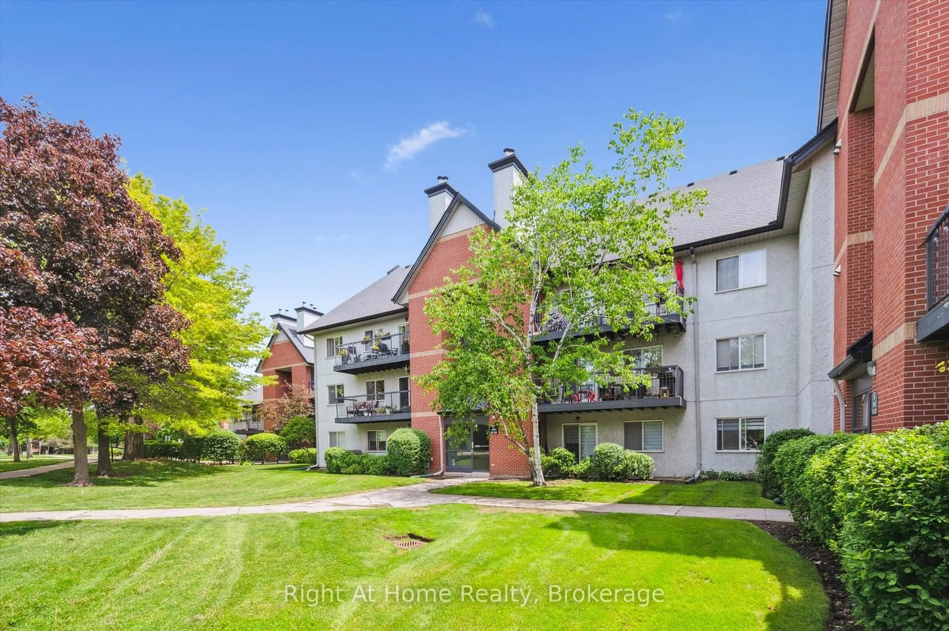 A pic from outside/outdoor area/front of a property/back of a property/a pic from drone, unknown for 1450 Glen Abbey Gate #534, Oakville Ontario L6M 2V7