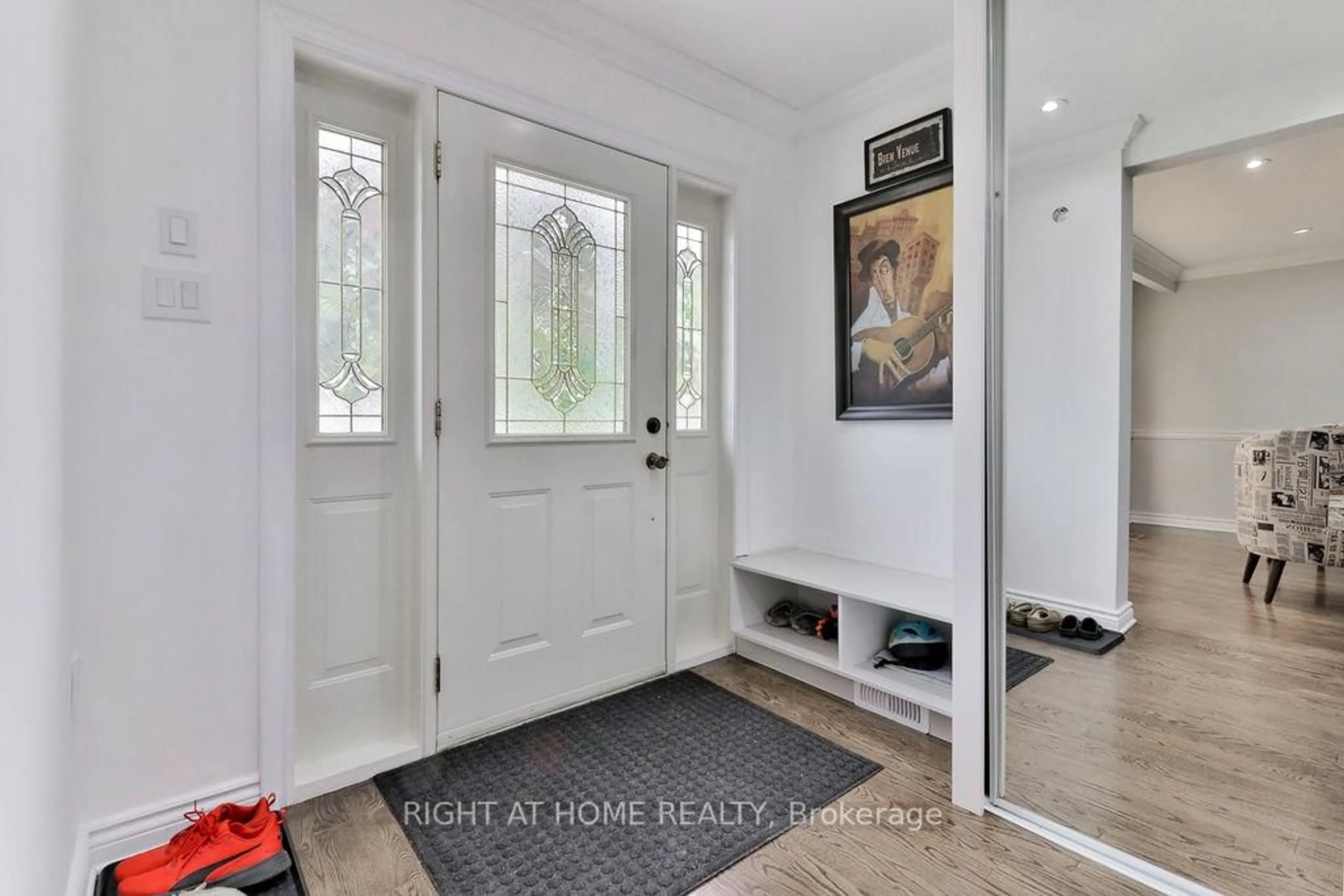 Indoor entryway for 2765 Bushland Cres, Mississauga Ontario L5J 1X8