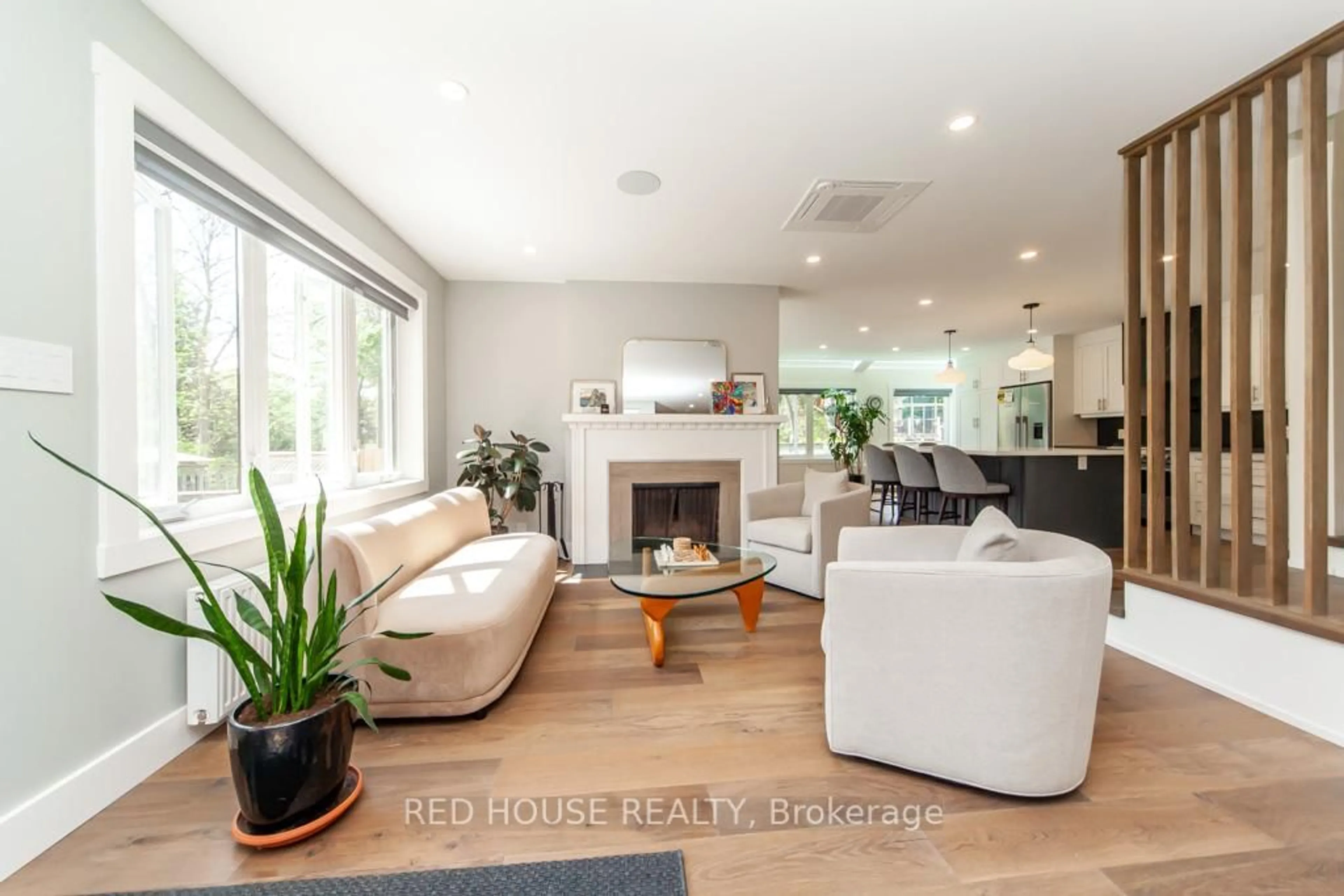 Living room with furniture, wood/laminate floor for 29 Pinewood Tr, Mississauga Ontario L5G 2L2