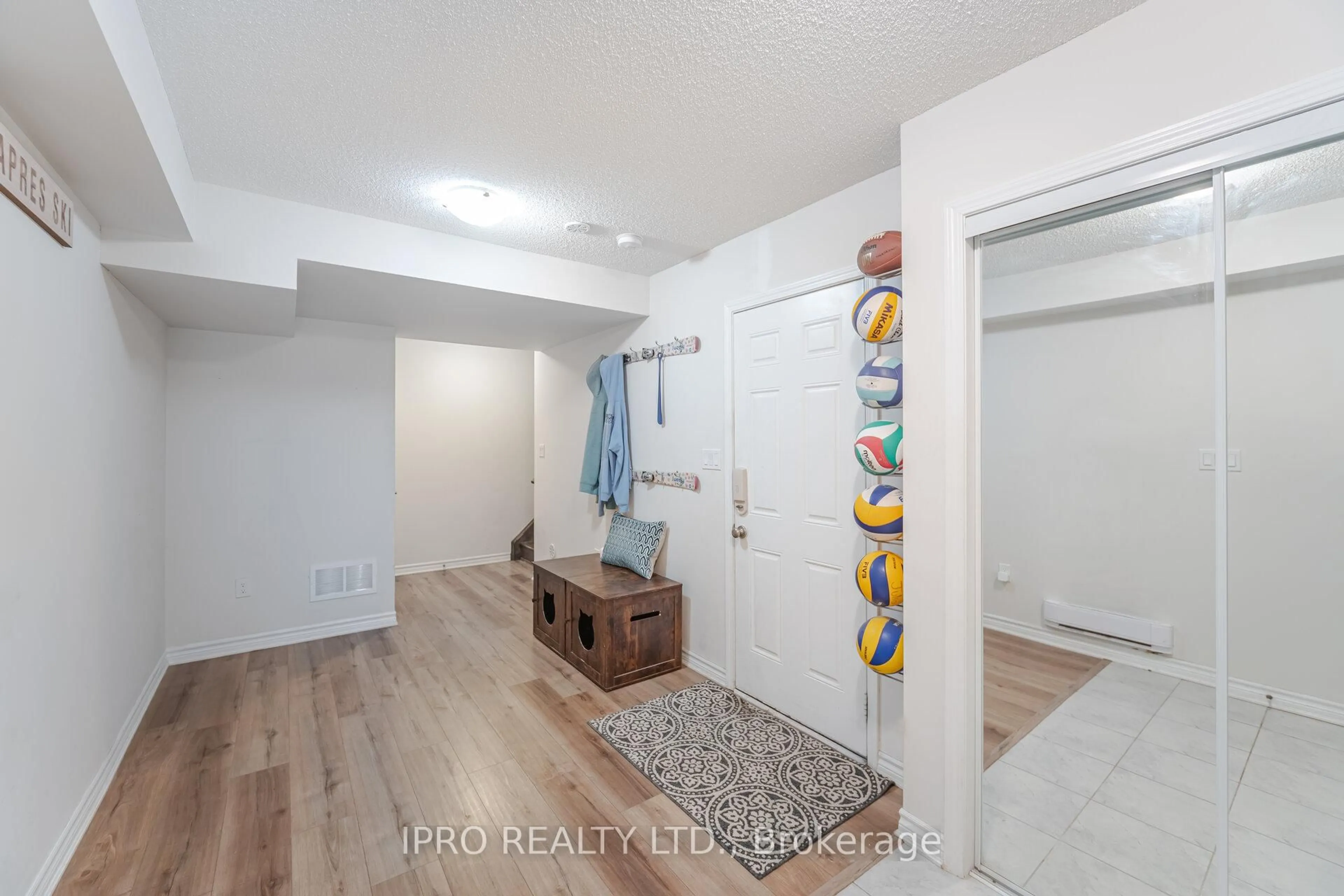Indoor entryway for 1543 HUSBAND Pl, Milton Ontario L9T 8X9