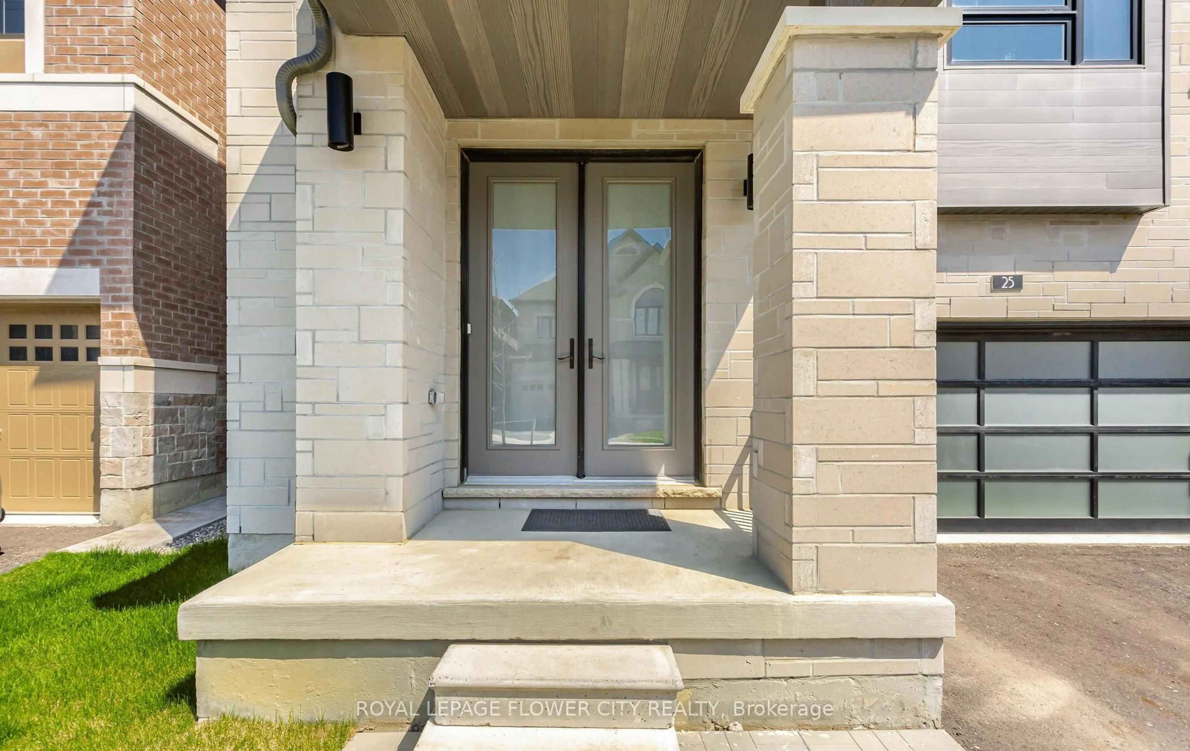 Indoor entryway for 25 Icon St, Brampton Ontario L6R 4E5