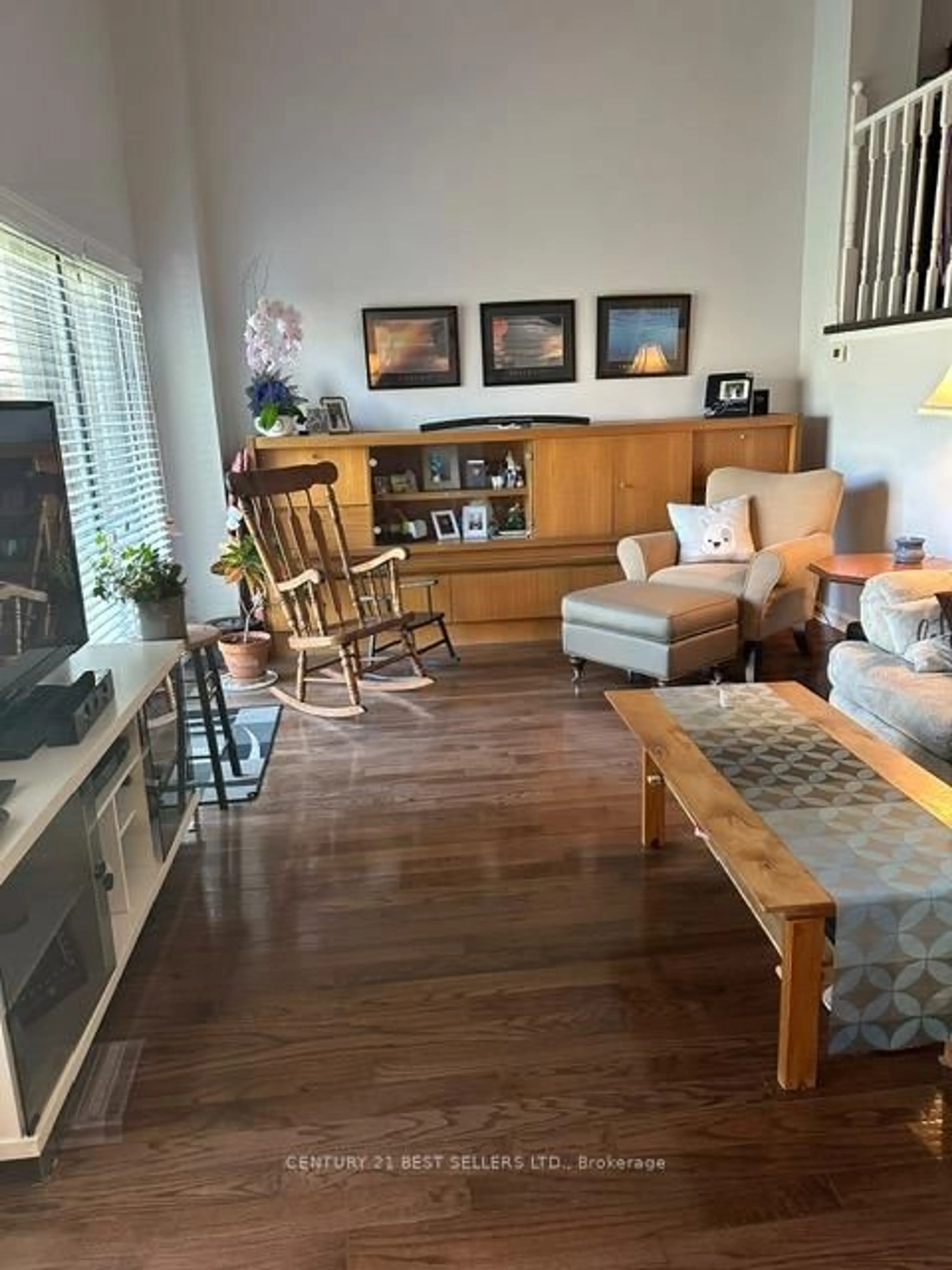 Living room with furniture, wood/laminate floor for 6040 Montevideo Rd #7, Mississauga Ontario L5N 2T4