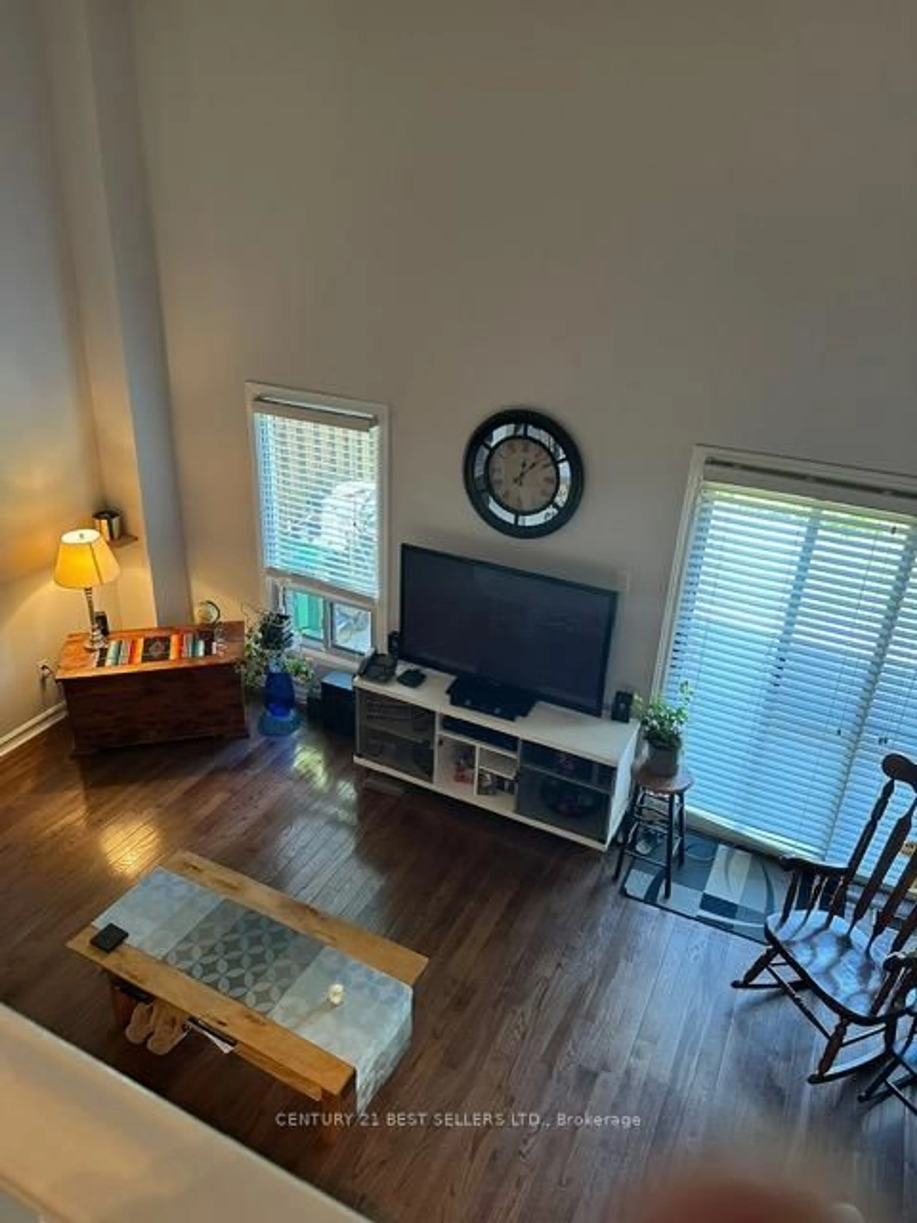Living room with furniture, floor is not visible for 6040 Montevideo Rd #7, Mississauga Ontario L5N 2T4