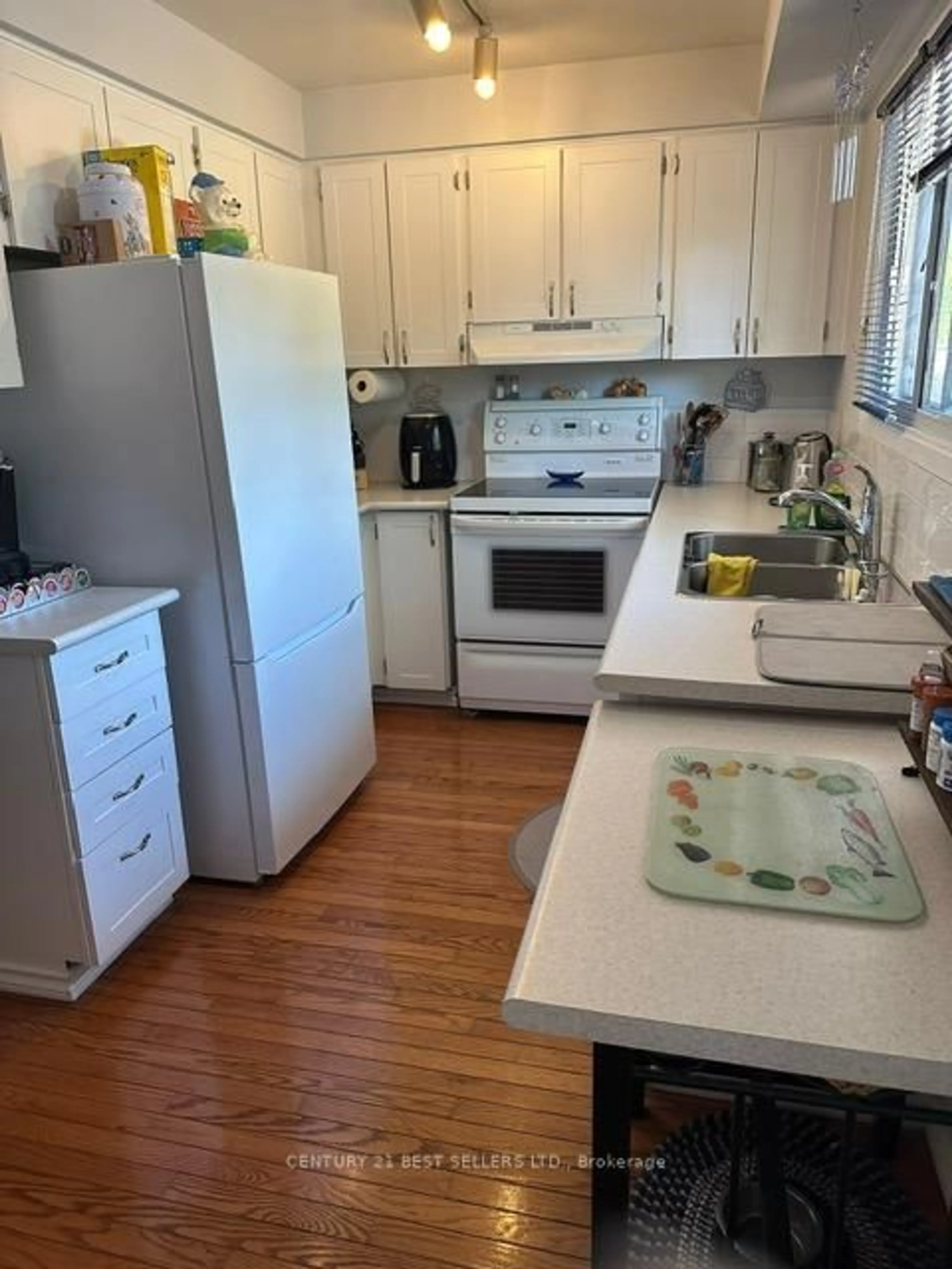 Standard kitchen, unknown for 6040 Montevideo Rd #7, Mississauga Ontario L5N 2T4