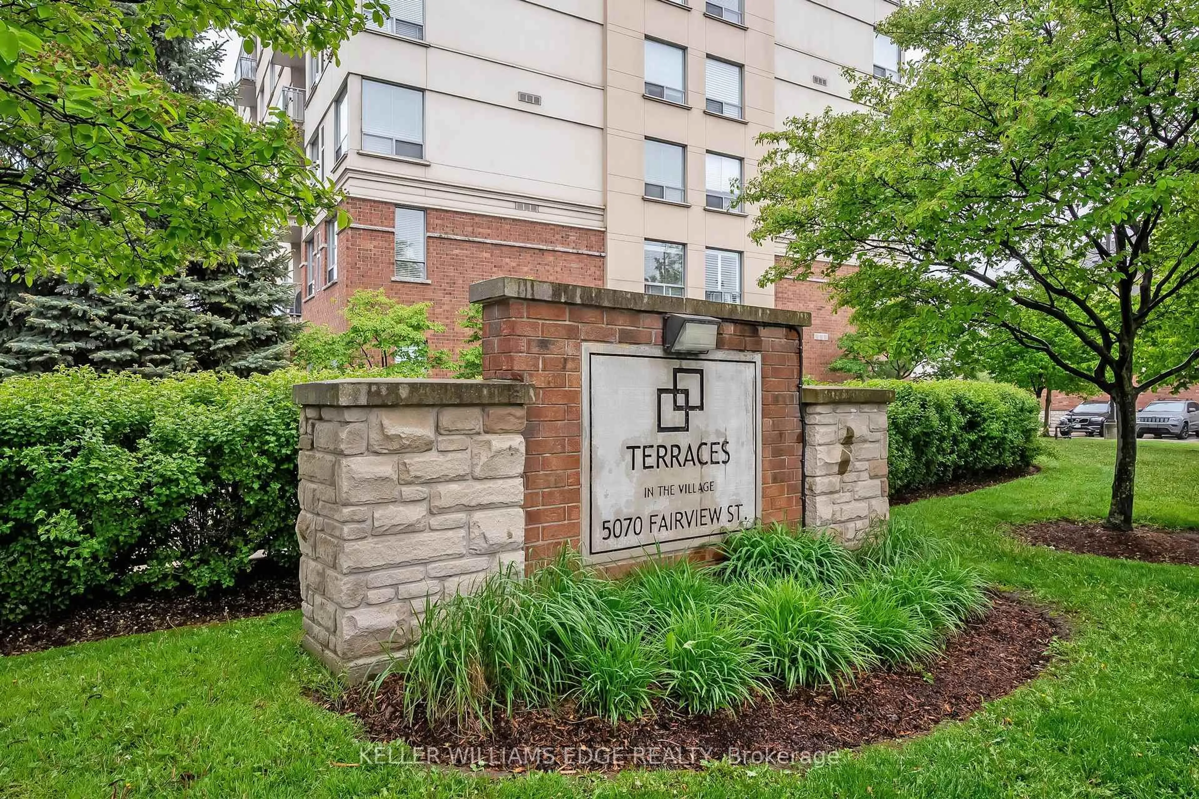 Indoor foyer for 5070 Fairview St #107, Burlington Ontario L7L 0B8