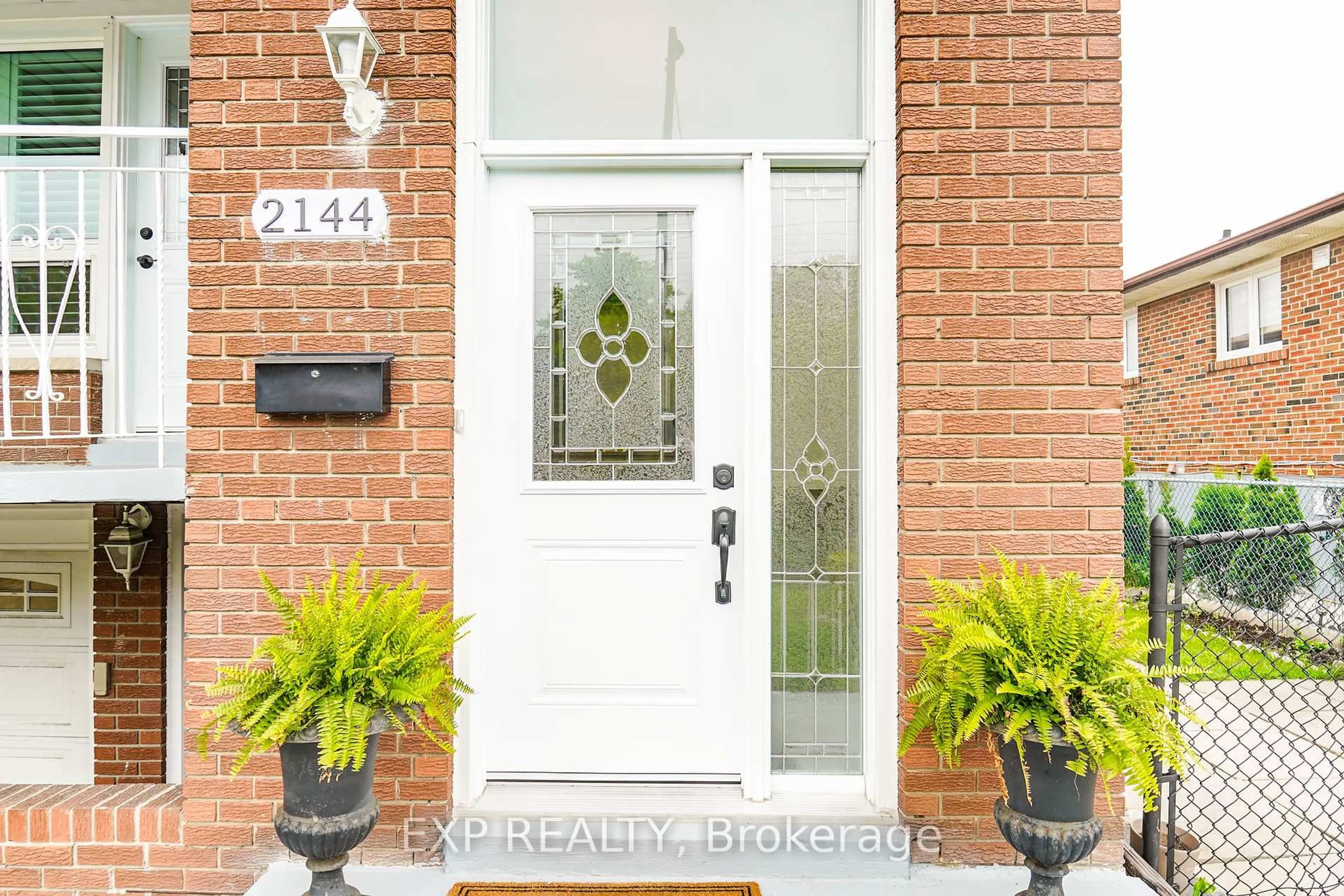 Indoor entryway for 2144 Sheppard Ave, Toronto Ontario M3N 1A5