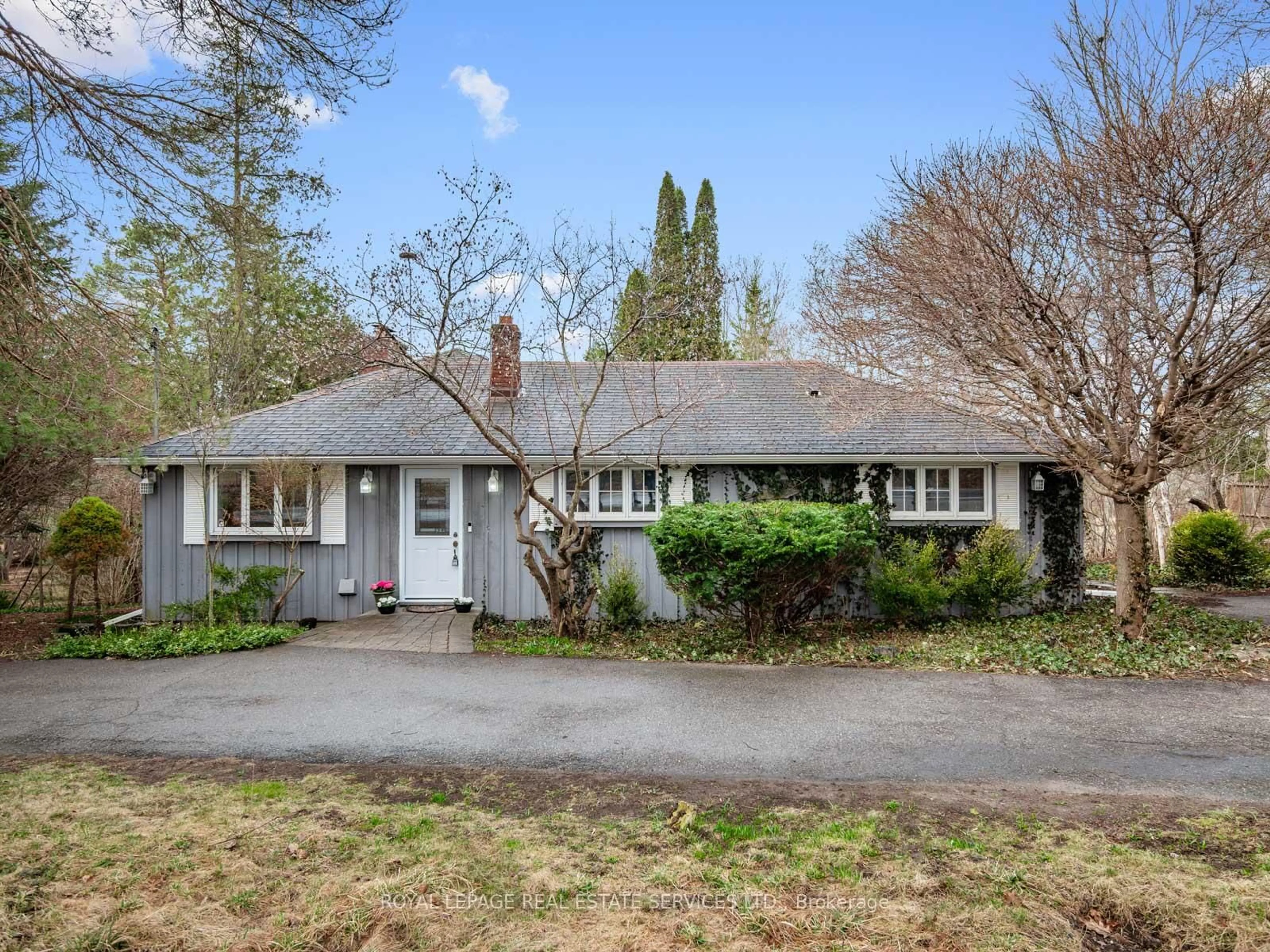 A pic from outside/outdoor area/front of a property/back of a property/a pic from drone, street for 15754 Heart Lake Rd, Caledon Ontario L7C 2L2