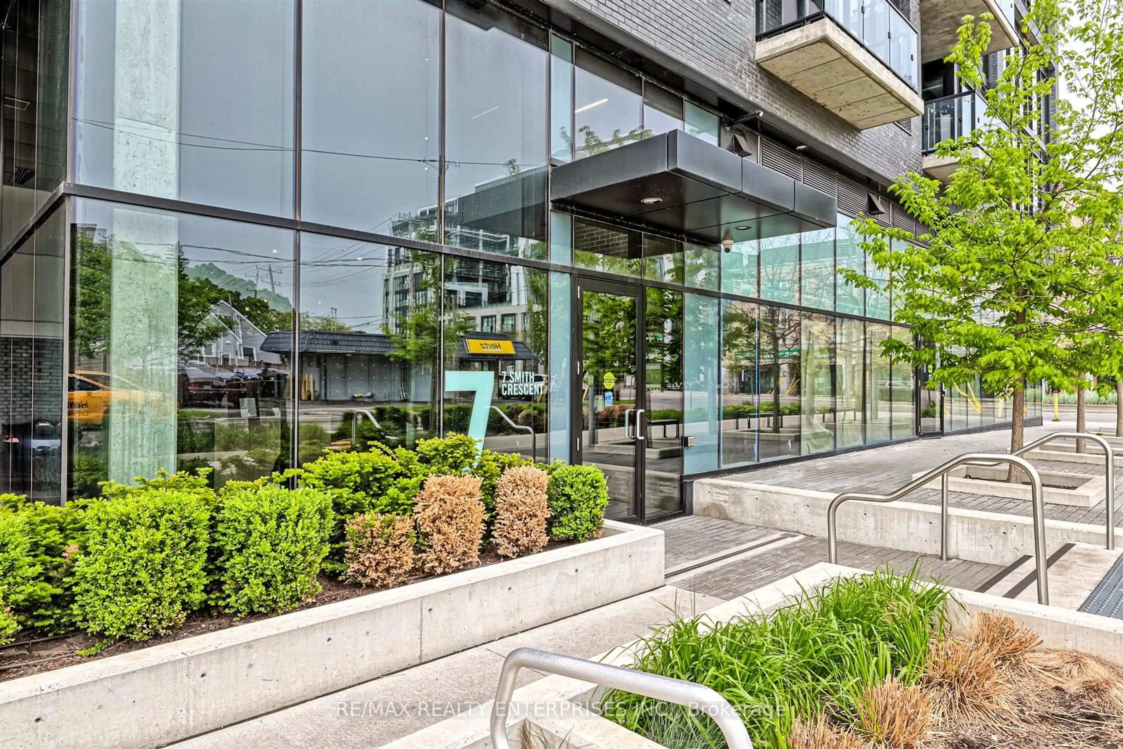 Indoor foyer for 7 Smith Cres #410, Toronto Ontario M8Z 0Z3