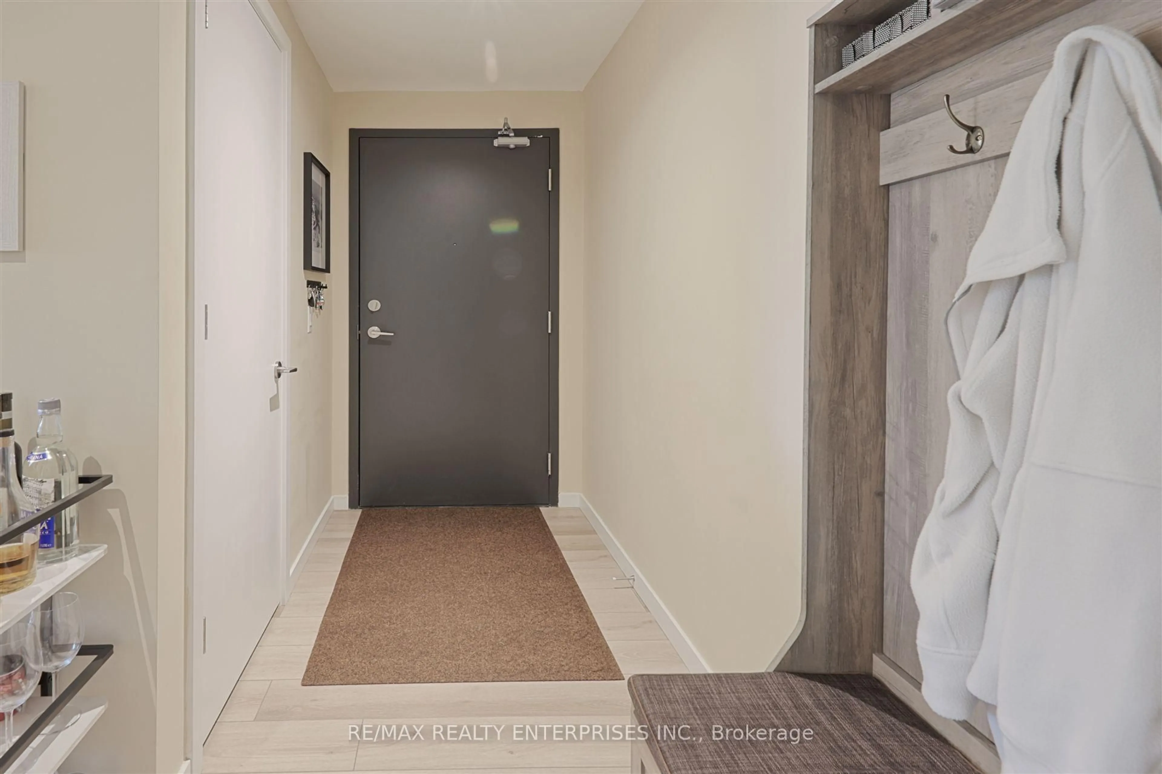 Indoor entryway for 7 Smith Cres #410, Toronto Ontario M8Z 0Z3