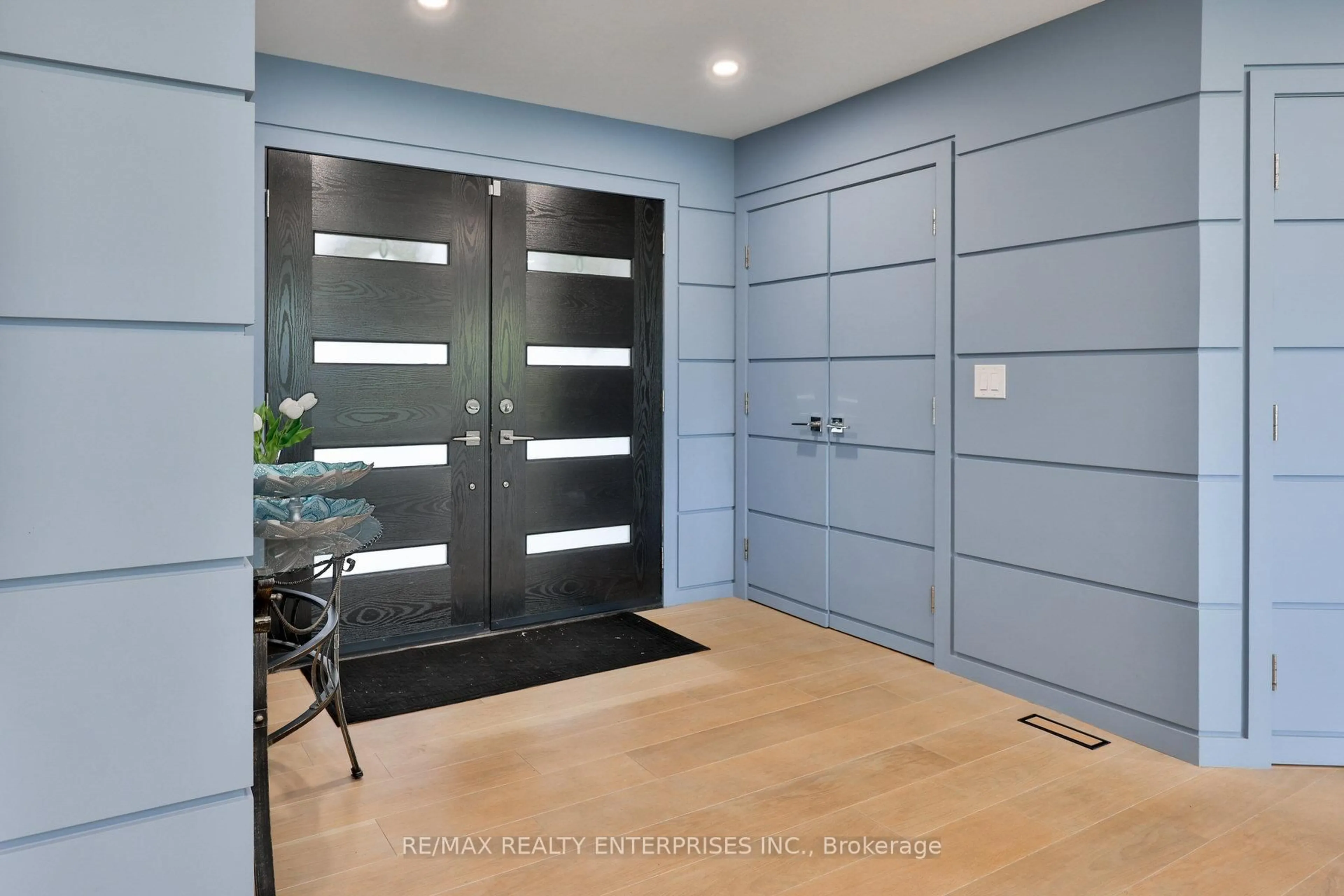 Indoor entryway for 1215 Indian Rd, Mississauga Ontario L5H 1R8