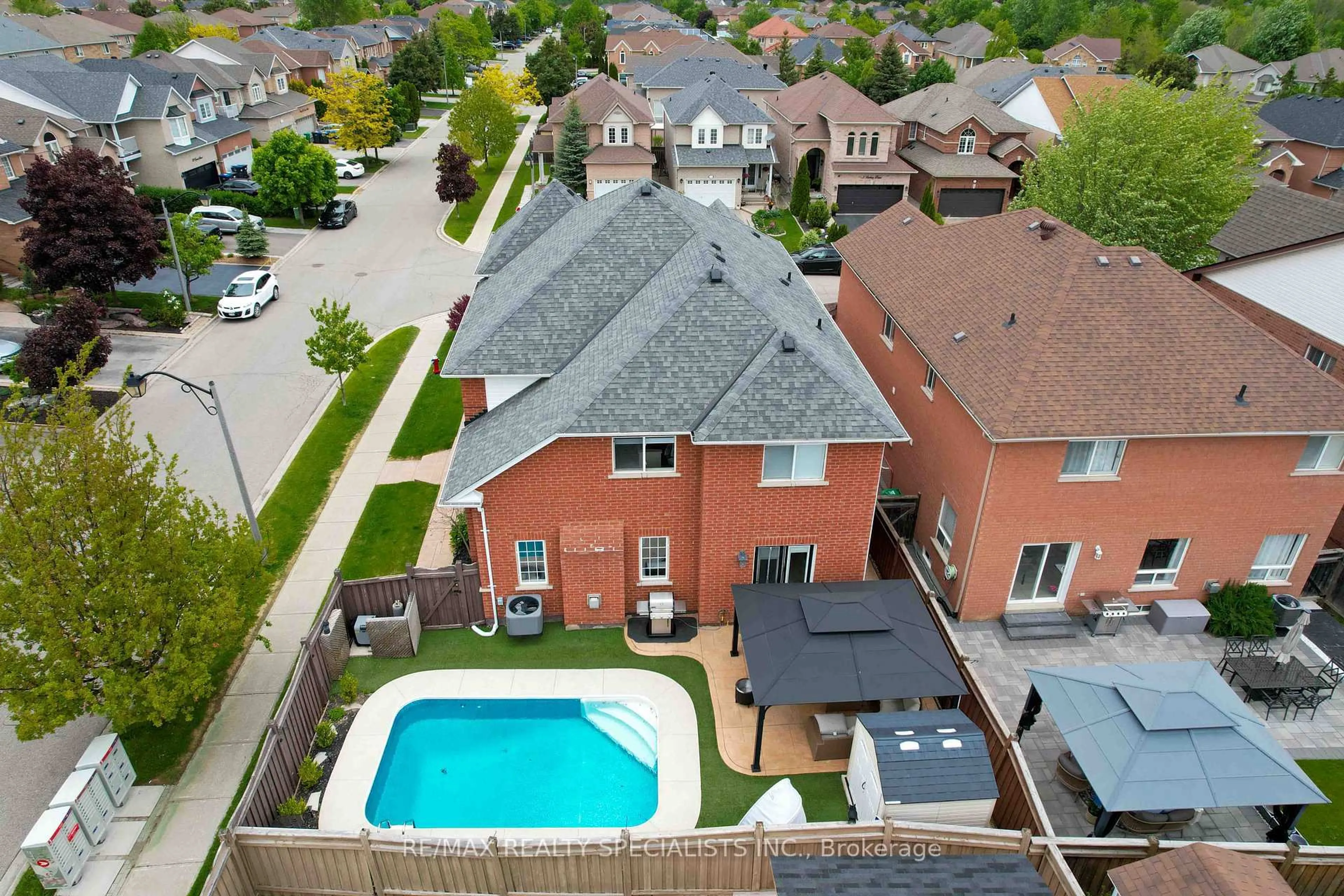 A pic from outside/outdoor area/front of a property/back of a property/a pic from drone, unknown for 35 Ewart St, Caledon Ontario L7E 2V4