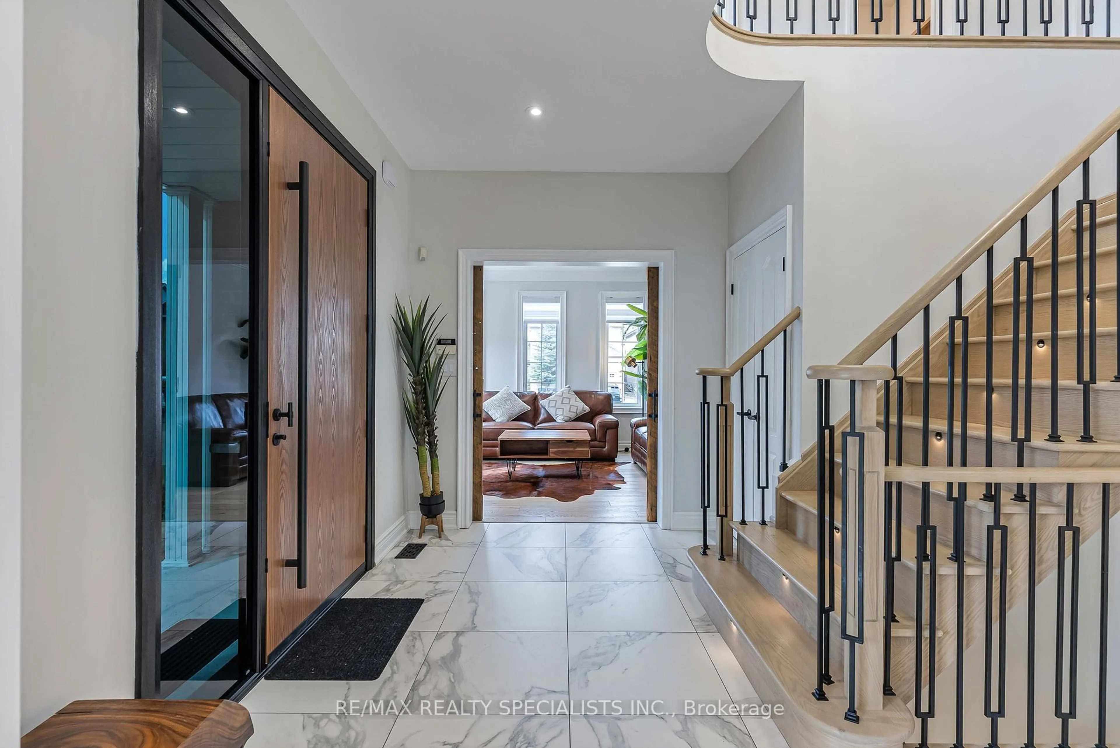 Indoor foyer for 35 Ewart St, Caledon Ontario L7E 2V4