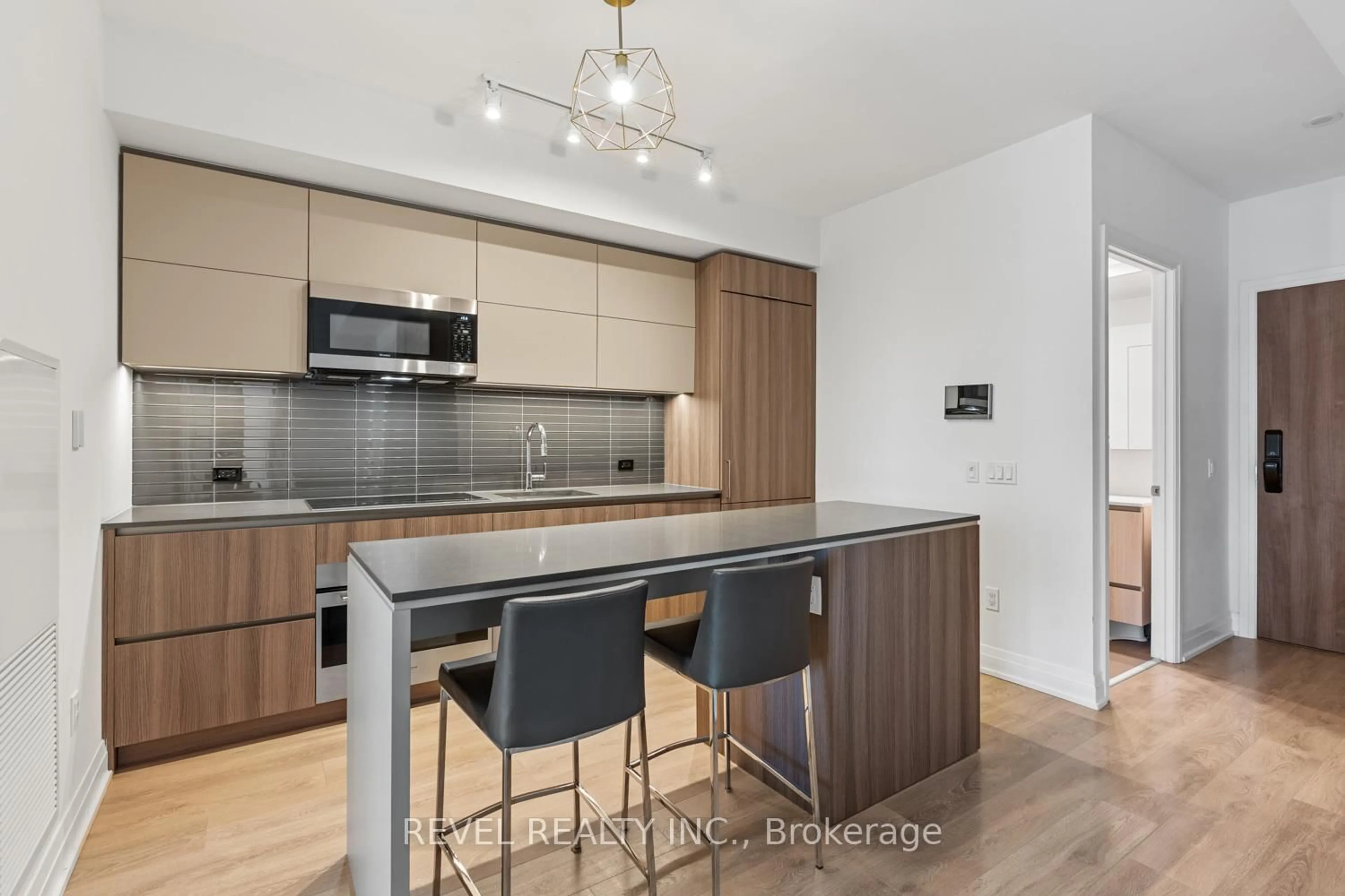 Open concept kitchen, wood/laminate floor for 21 Park St #520, Mississauga Ontario L5G 0C2