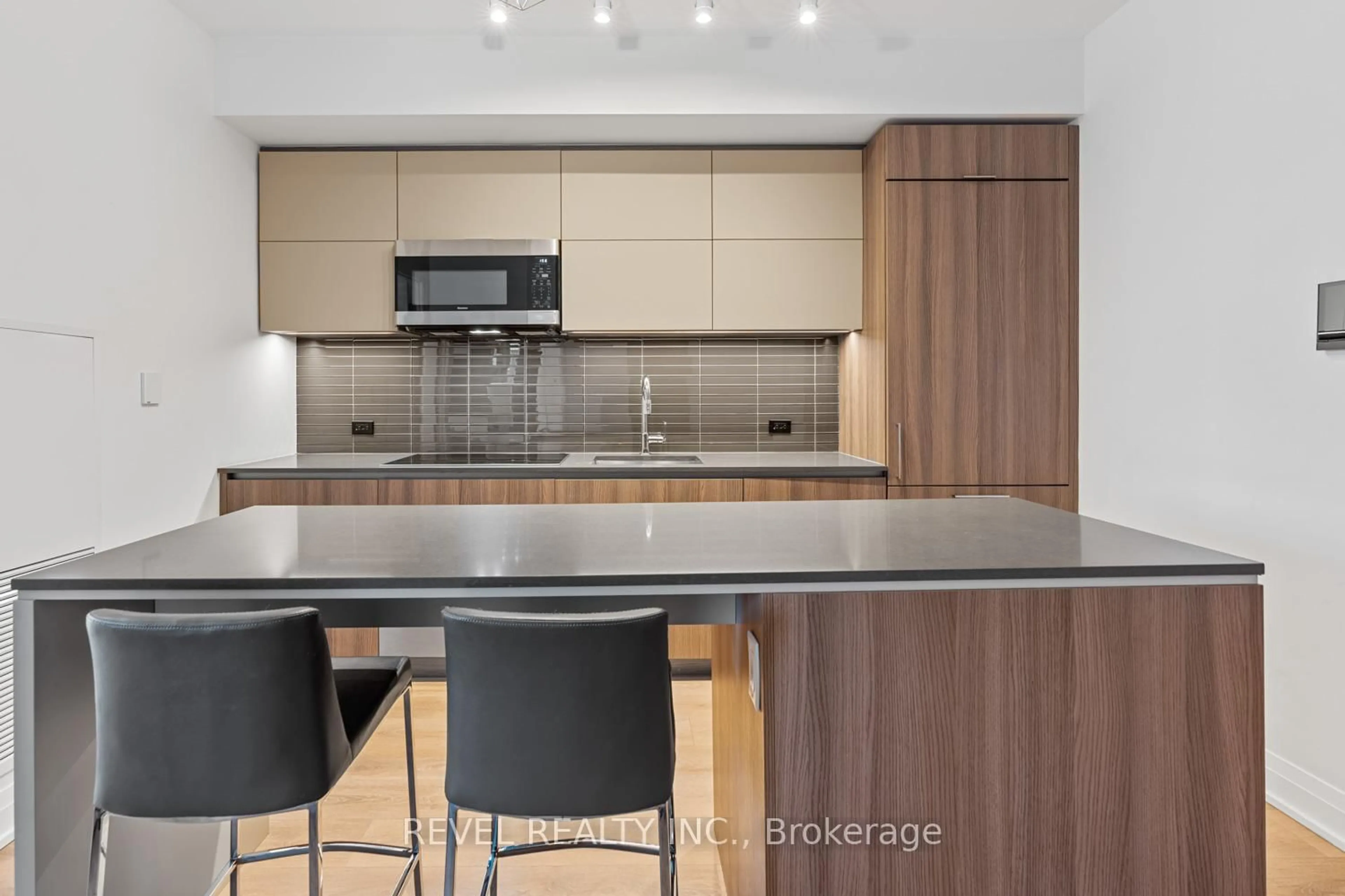 Contemporary kitchen, wood/laminate floor for 21 Park St #520, Mississauga Ontario L5G 0C2