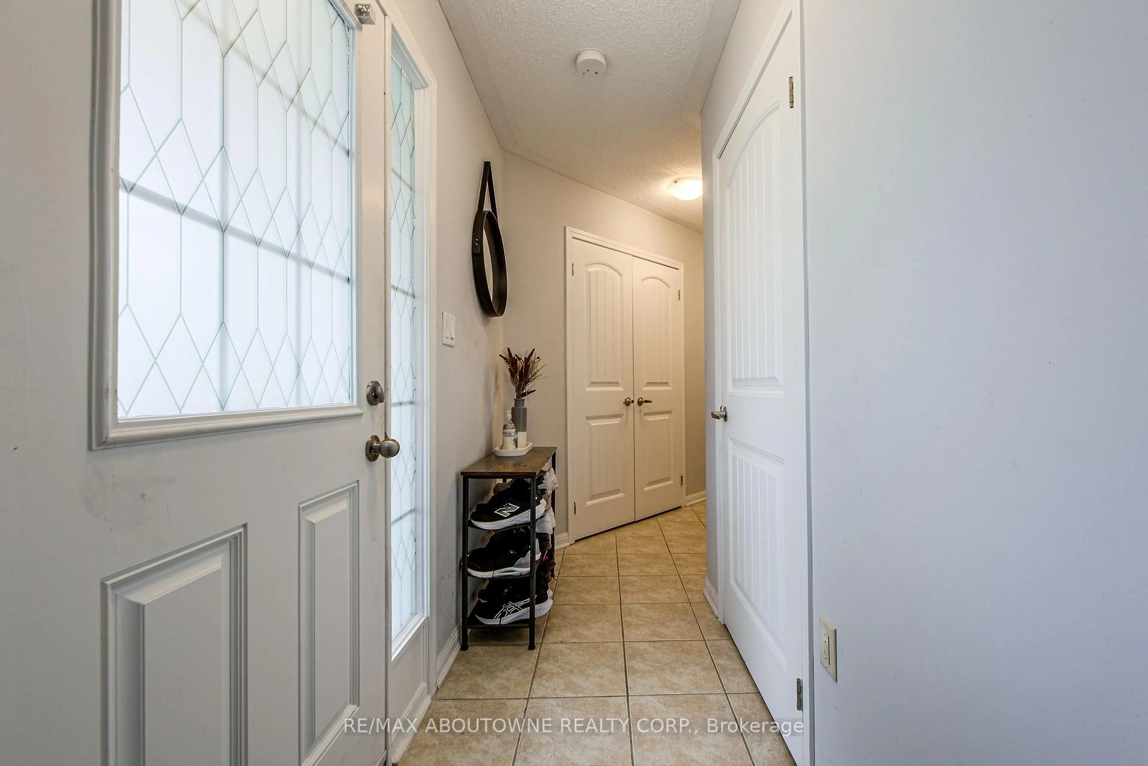 Indoor entryway for 911 Deverell Pl, Milton Ontario L9T 0M2