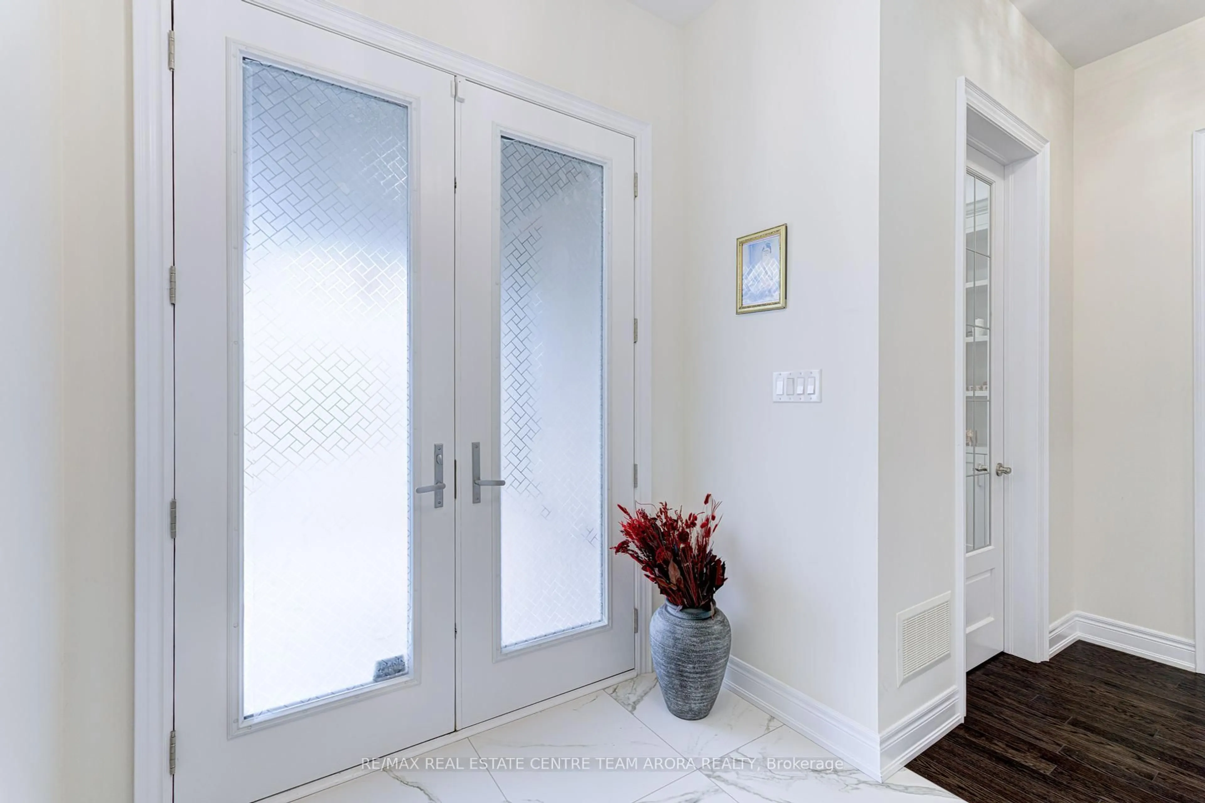 Indoor entryway for 49 Rolling Acres Dr, Brampton Ontario L6X 5R2
