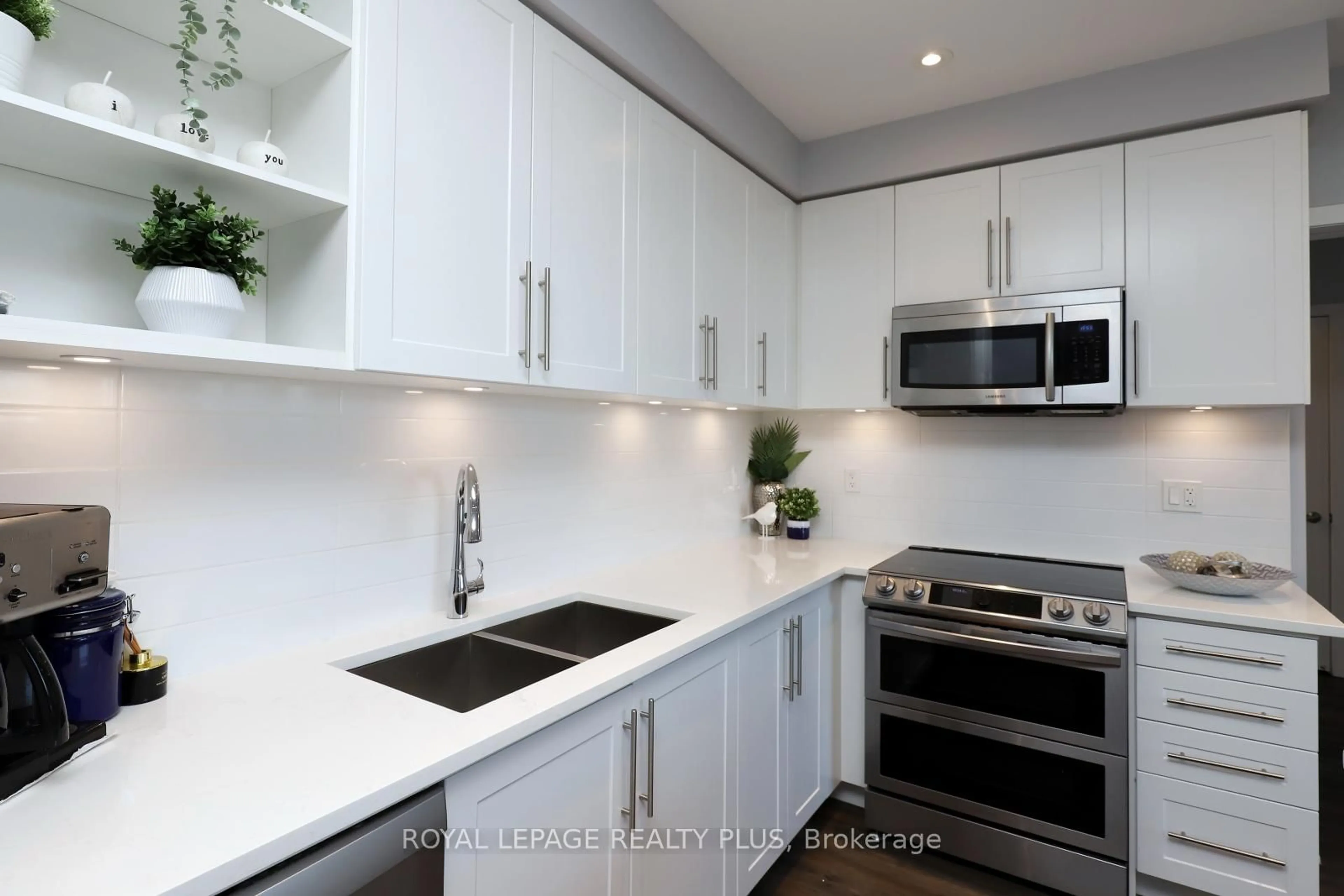 Contemporary kitchen, ceramic/tile floor for 4699 Glen Erin Dr #109, Mississauga Ontario L5M 2E5