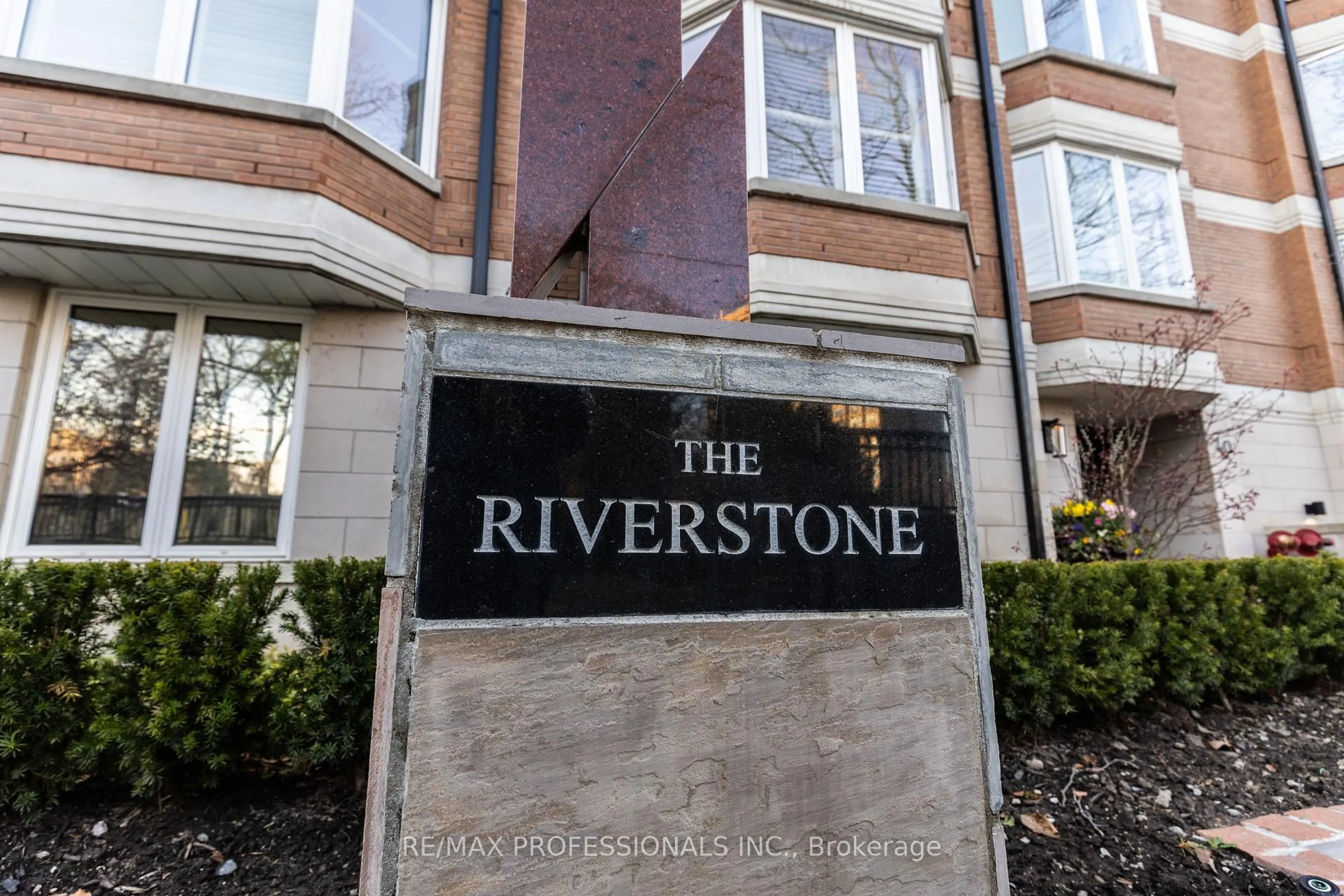 Indoor foyer for 40 Old Mill Rd #102, Toronto Ontario M8X 1G7