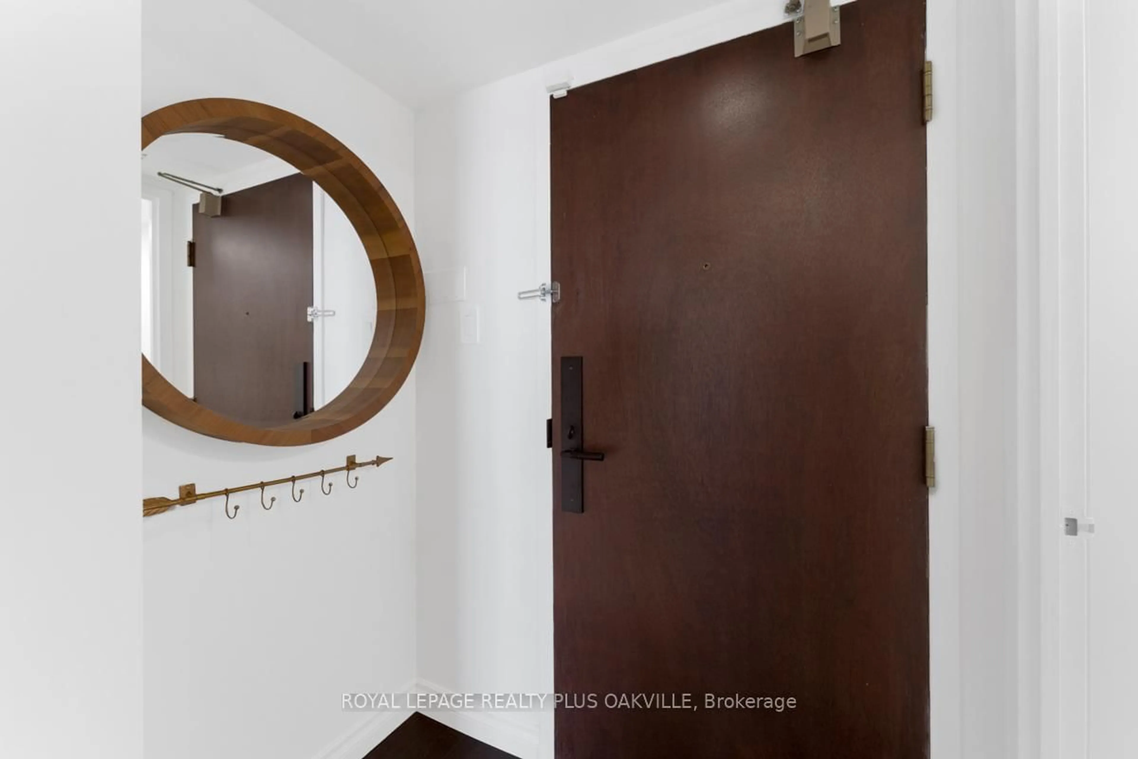 Indoor entryway for 185 Robinson St #315, Oakville Ontario L6J 7P6