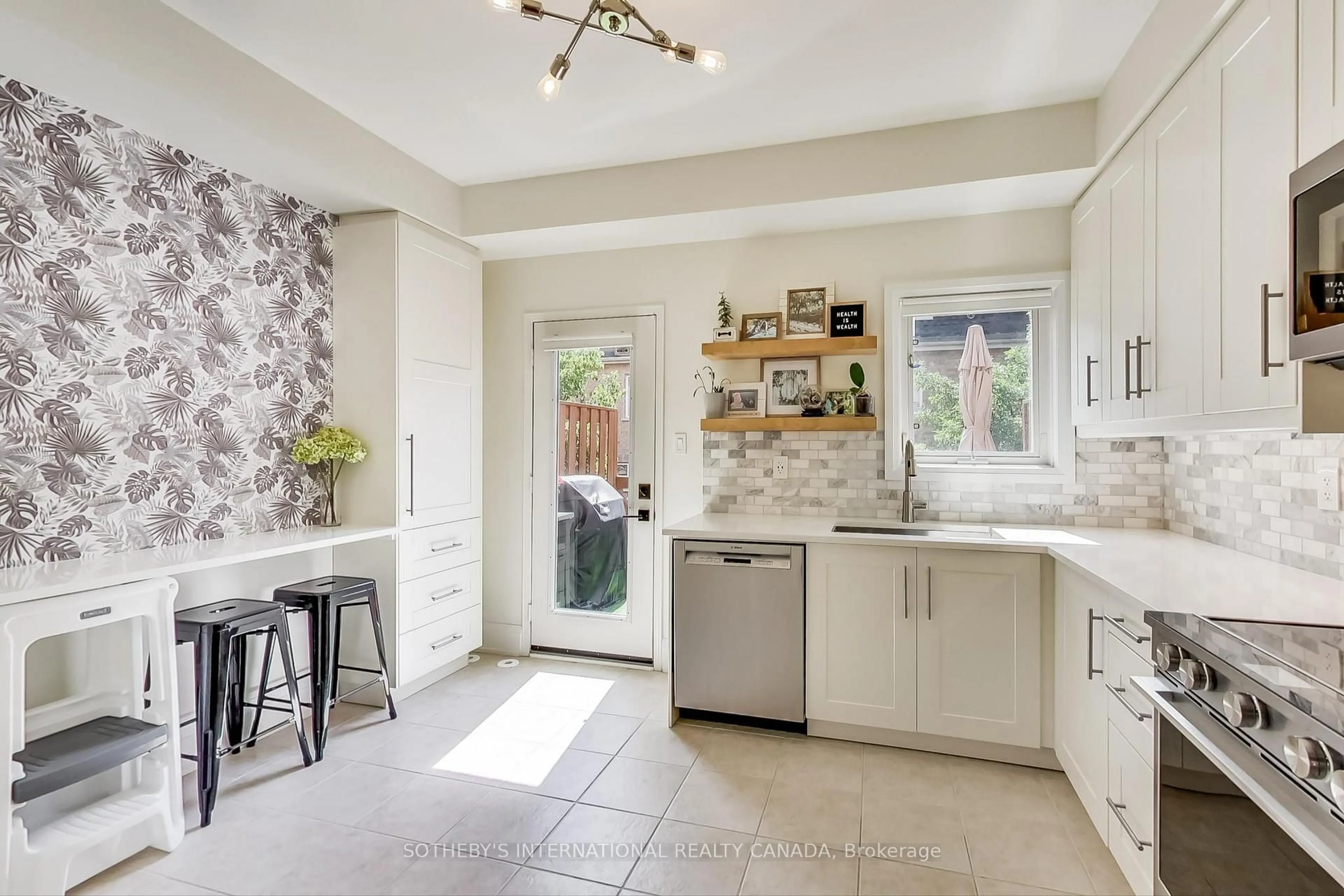 Open concept kitchen, ceramic/tile floor for 435 Hensall Circ #54, Mississauga Ontario L5A 4P1
