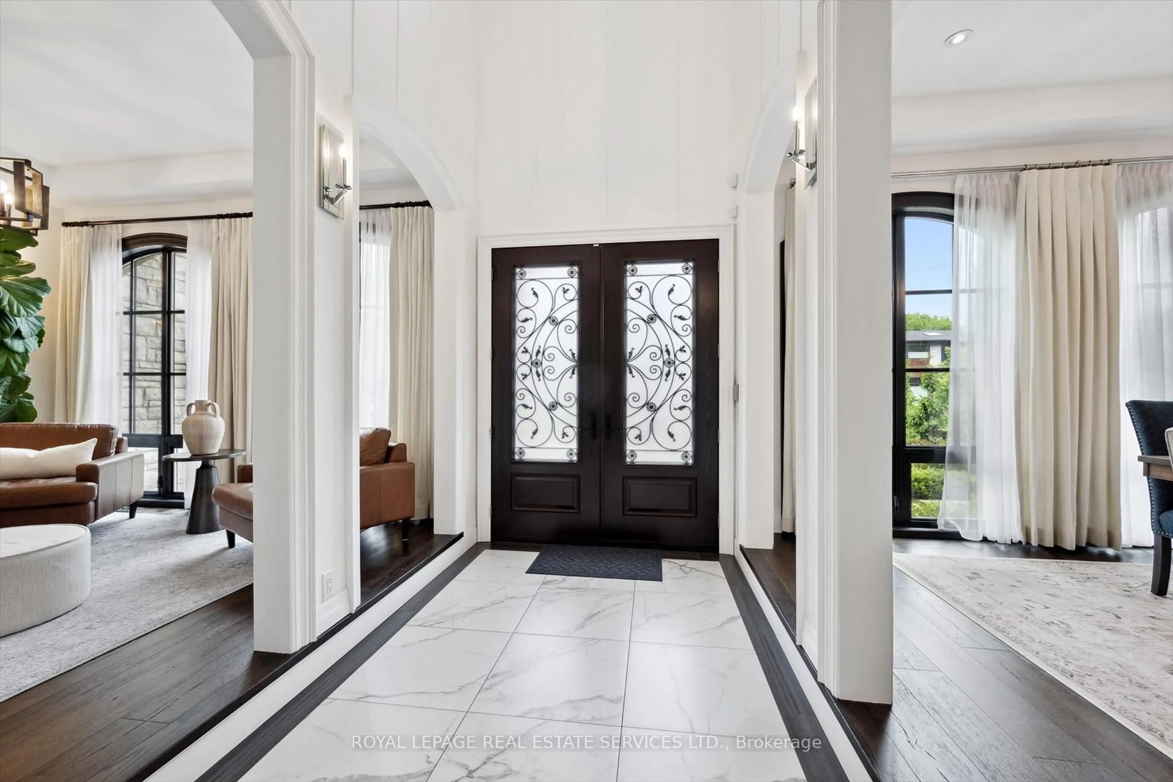 Indoor entryway for 432 Tennyson Dr, Oakville Ontario L6L 3Z1