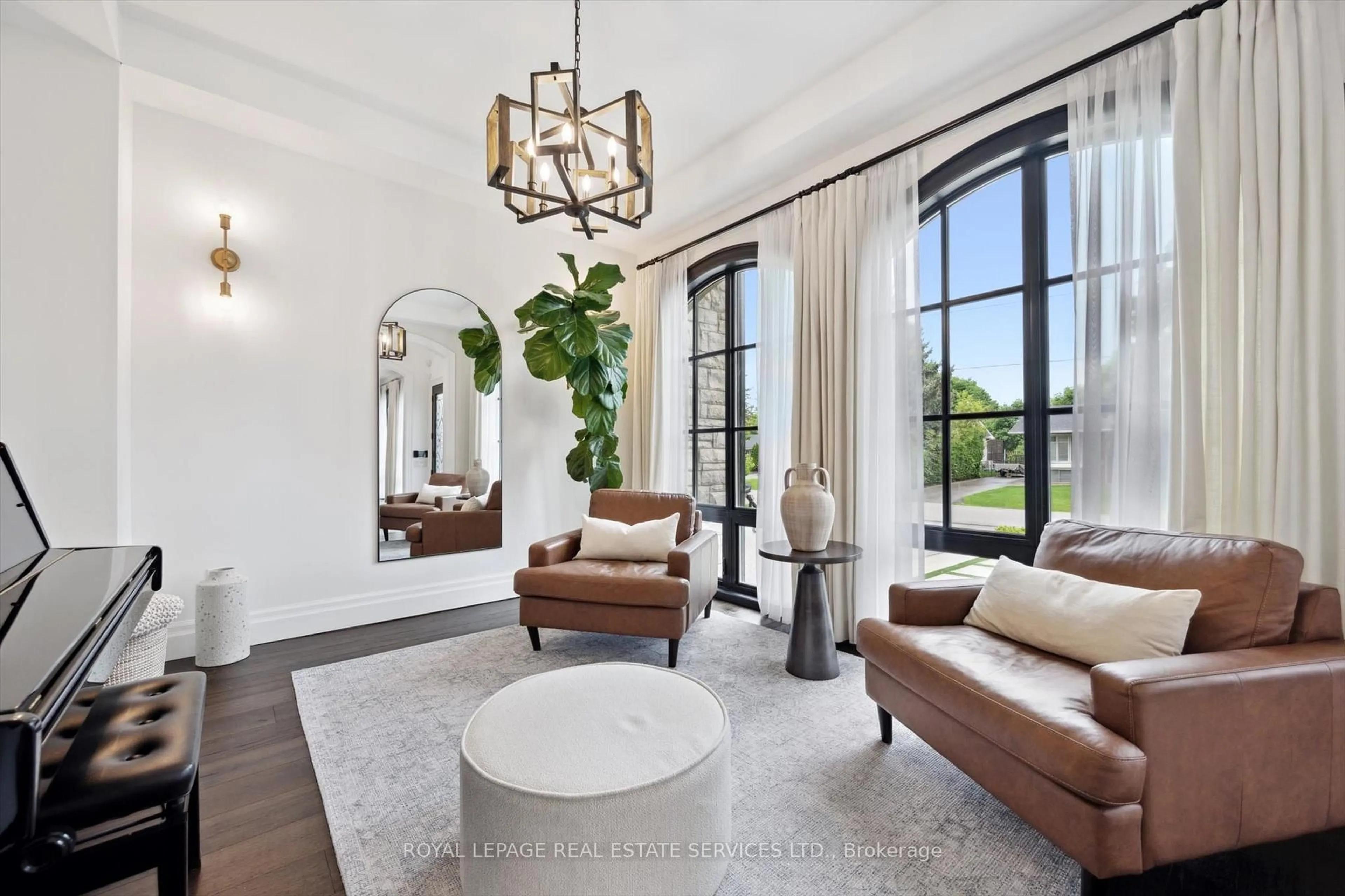 Living room with furniture, unknown for 432 Tennyson Dr, Oakville Ontario L6L 3Z1