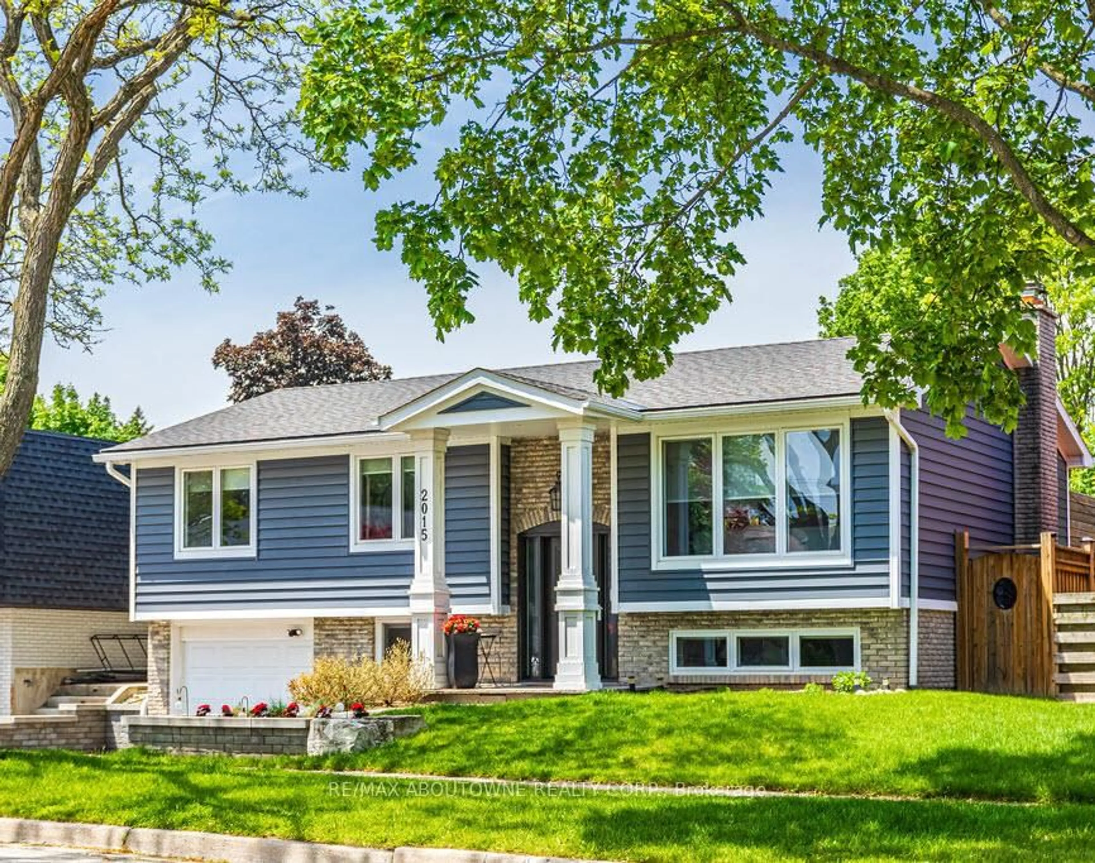 Home with vinyl exterior material, street for 2015 Faversham Ave, Burlington Ontario L7P 1W5