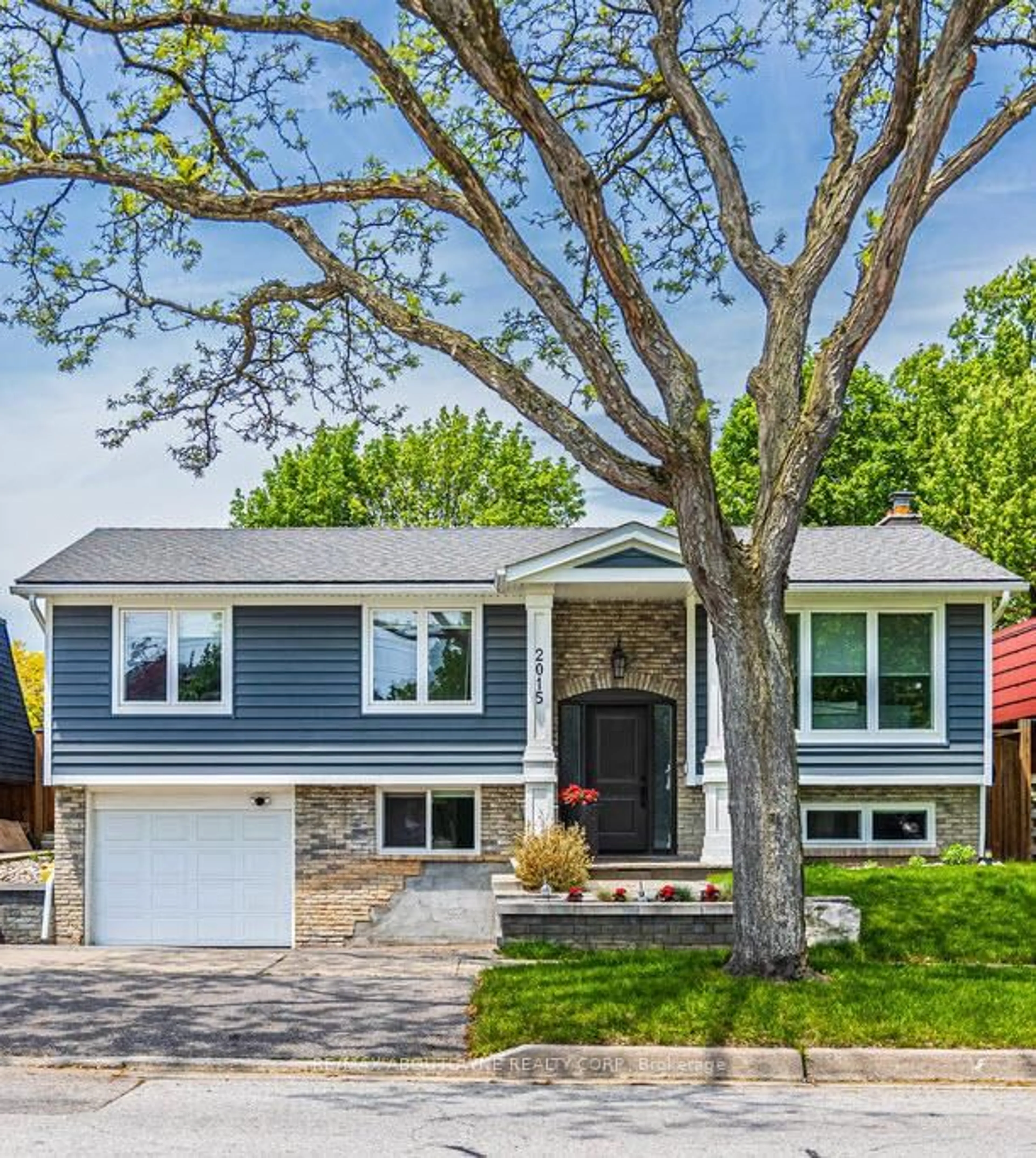 Home with vinyl exterior material, street for 2015 Faversham Ave, Burlington Ontario L7P 1W5