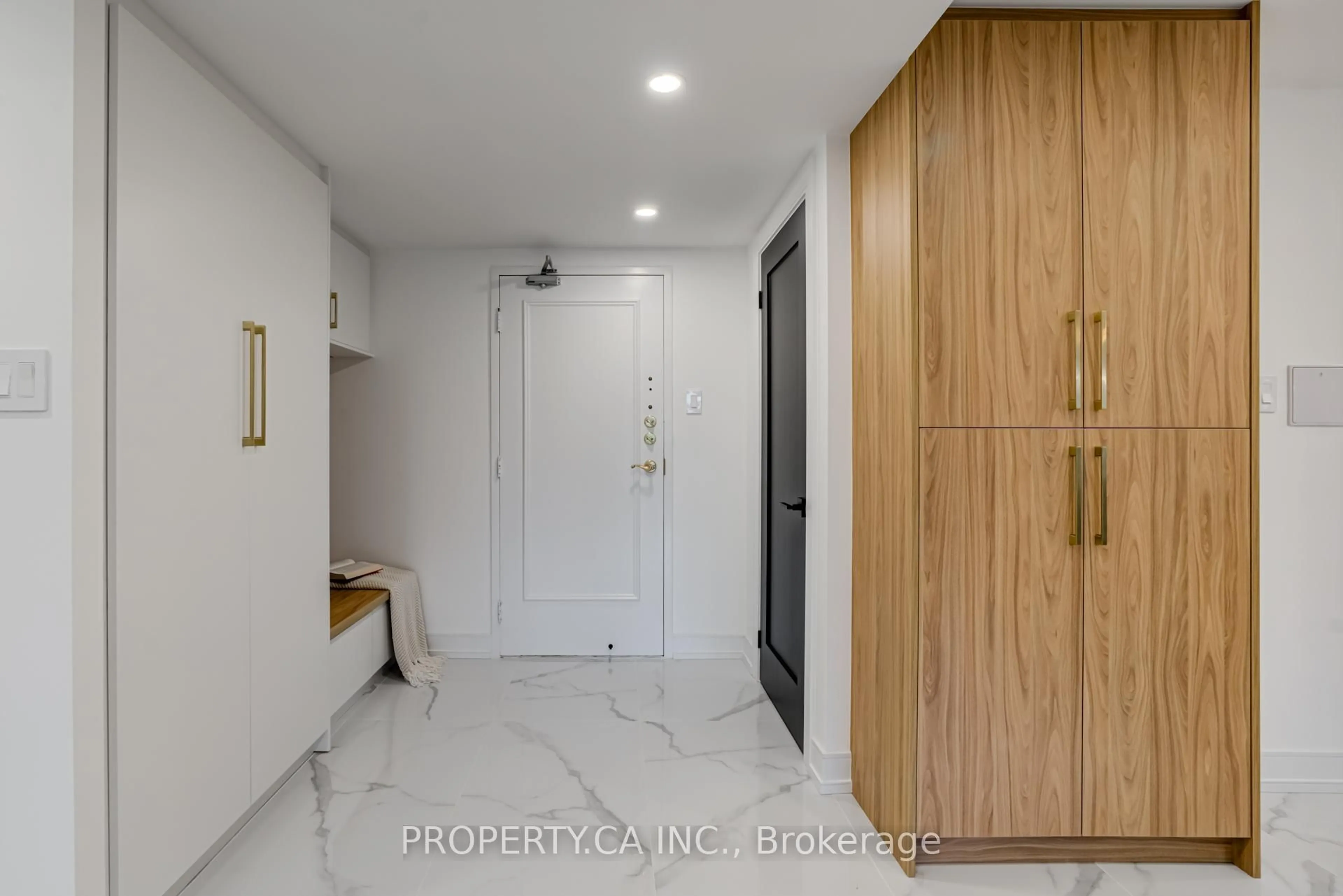 Indoor entryway for 2175 Marine Dr #306, Oakville Ontario L6L 5L5