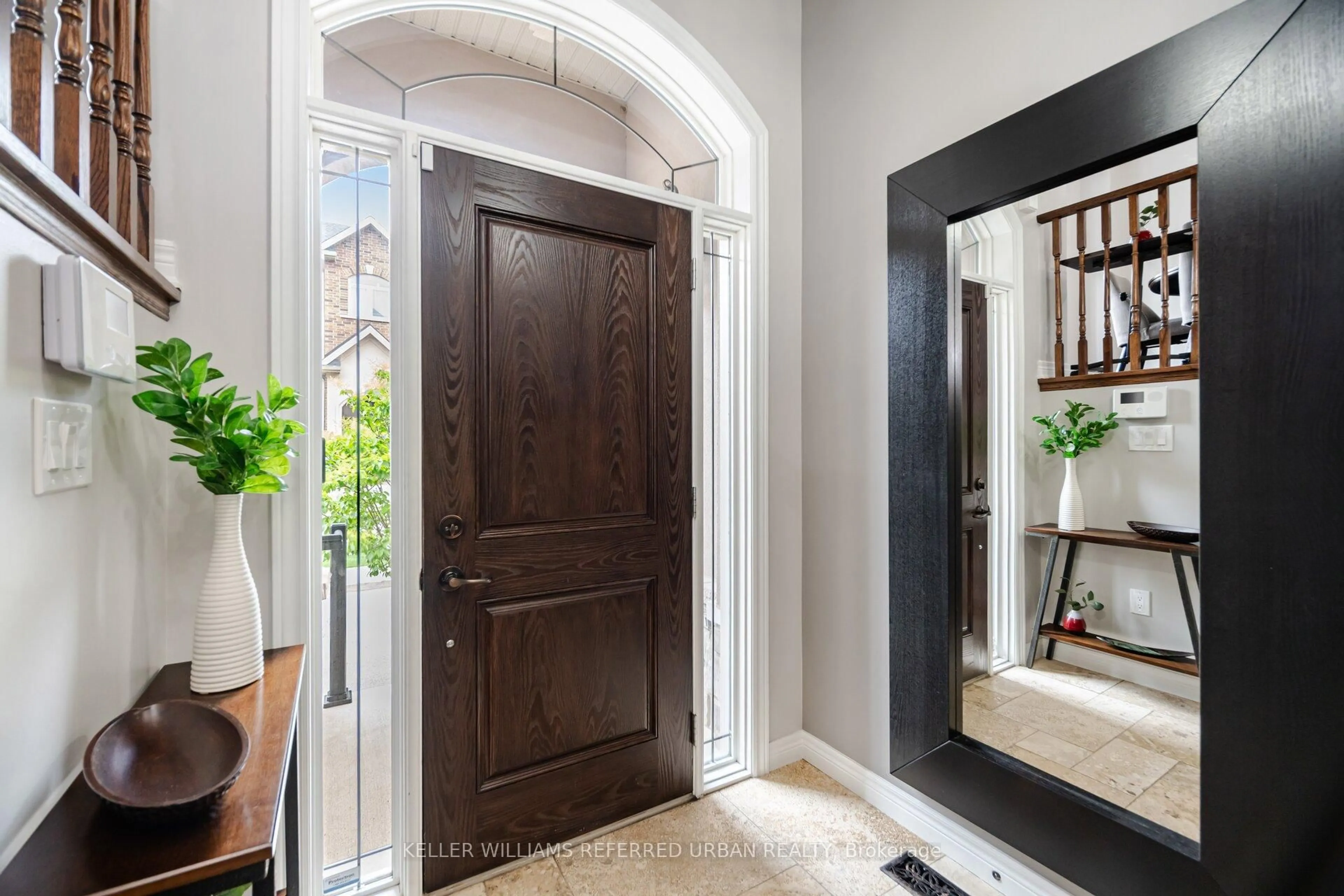 Indoor entryway for 1004 Lindley Common N/A, Burlington Ontario L7T 2C7