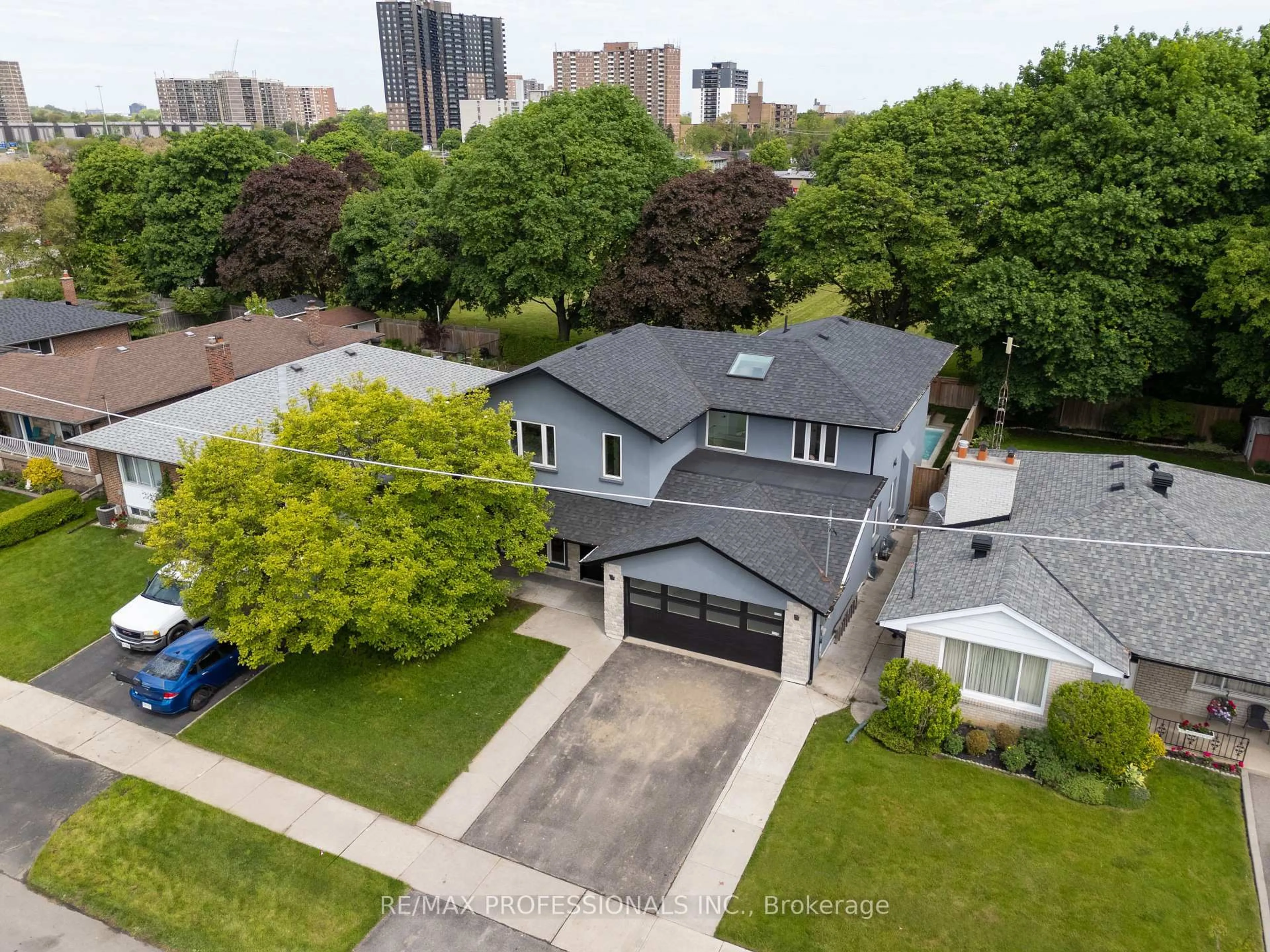 A pic from outside/outdoor area/front of a property/back of a property/a pic from drone, street for 60 Keane Ave, Toronto Ontario M9B 2C2