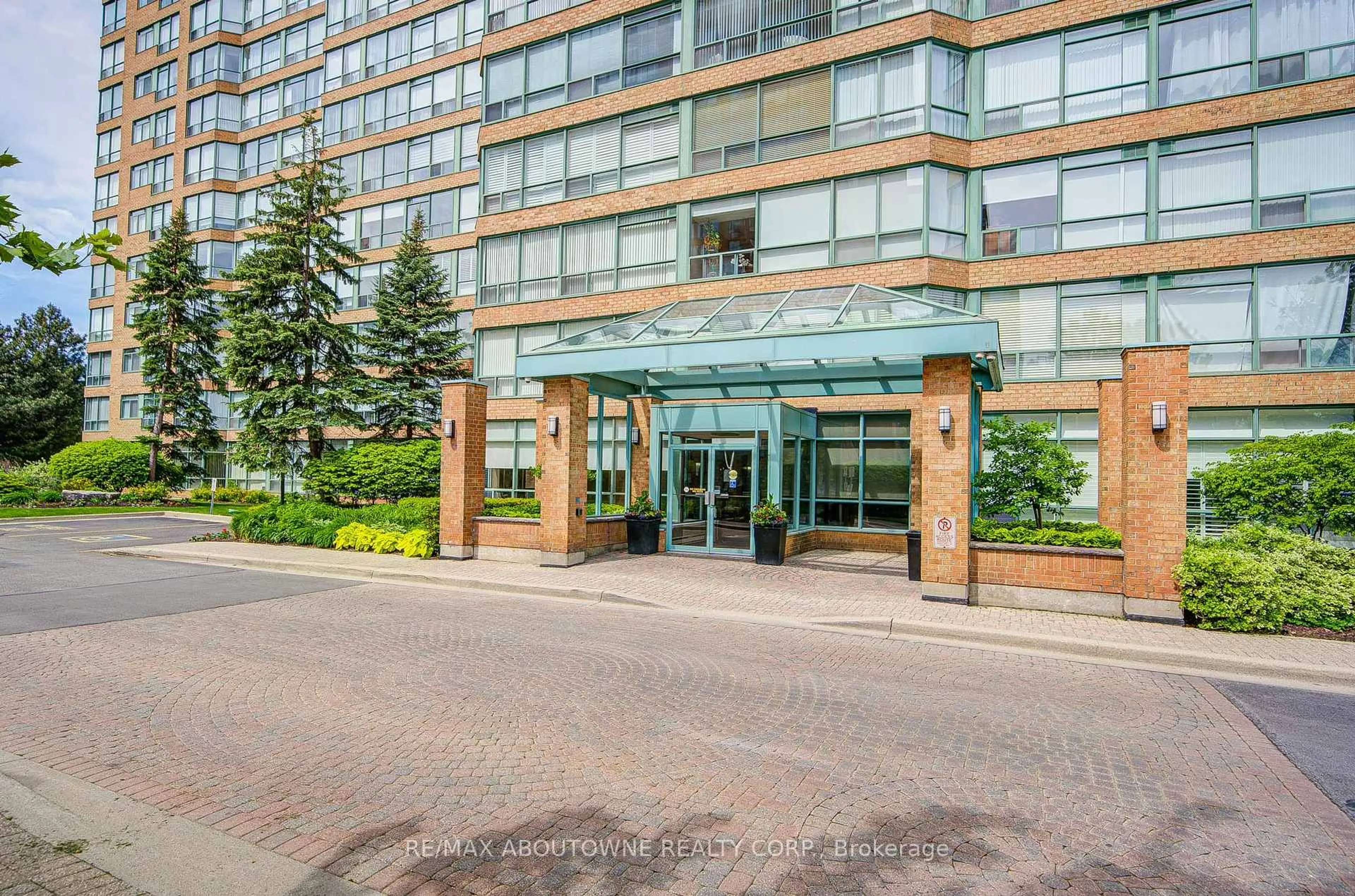Indoor foyer for 1276 Maple Crossing Blvd #1008, Burlington Ontario L7S 2J9