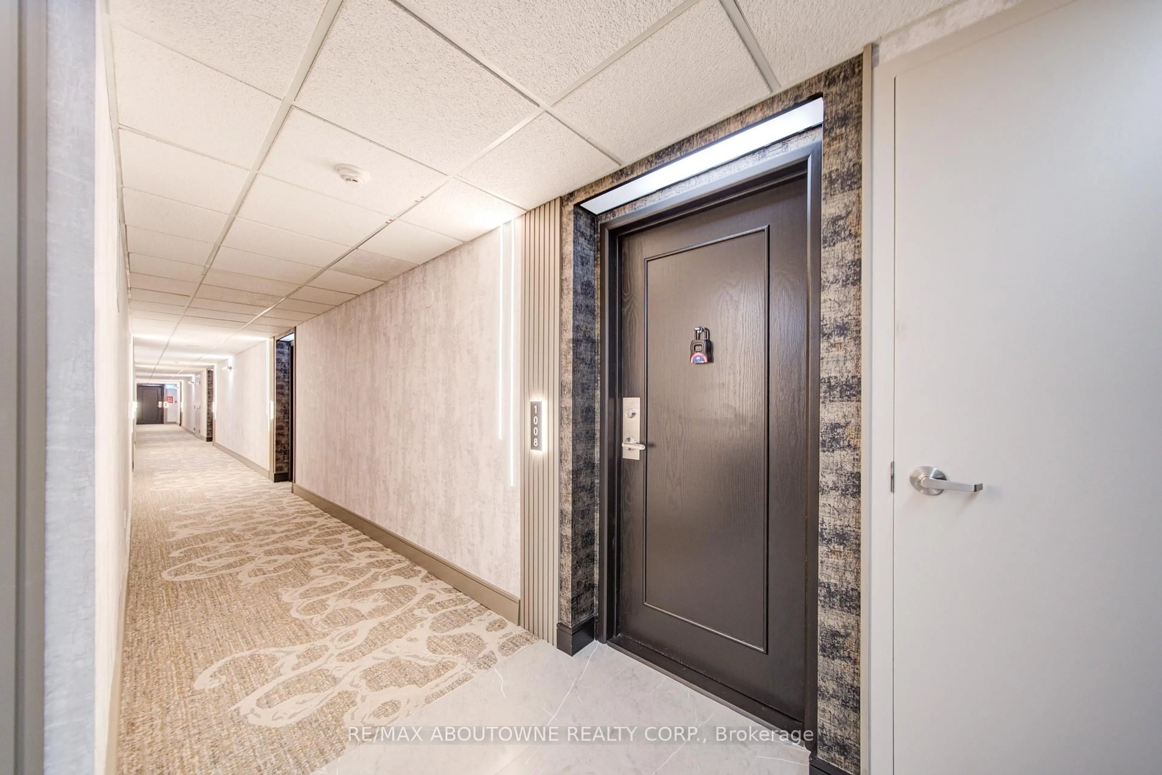 Indoor foyer for 1276 Maple Crossing Blvd #1008, Burlington Ontario L7S 2J9