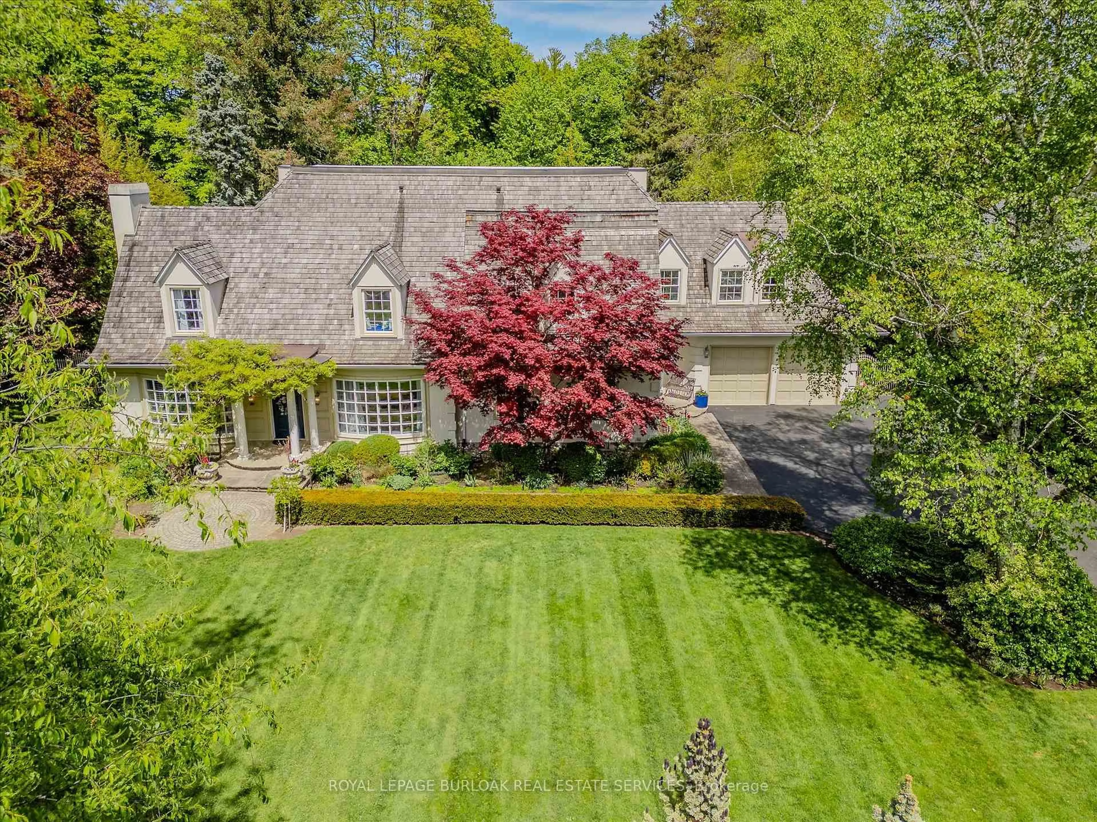 A pic from outside/outdoor area/front of a property/back of a property/a pic from drone, street for 59 Ennisclare Dr, Oakville Ontario L6J 4N3
