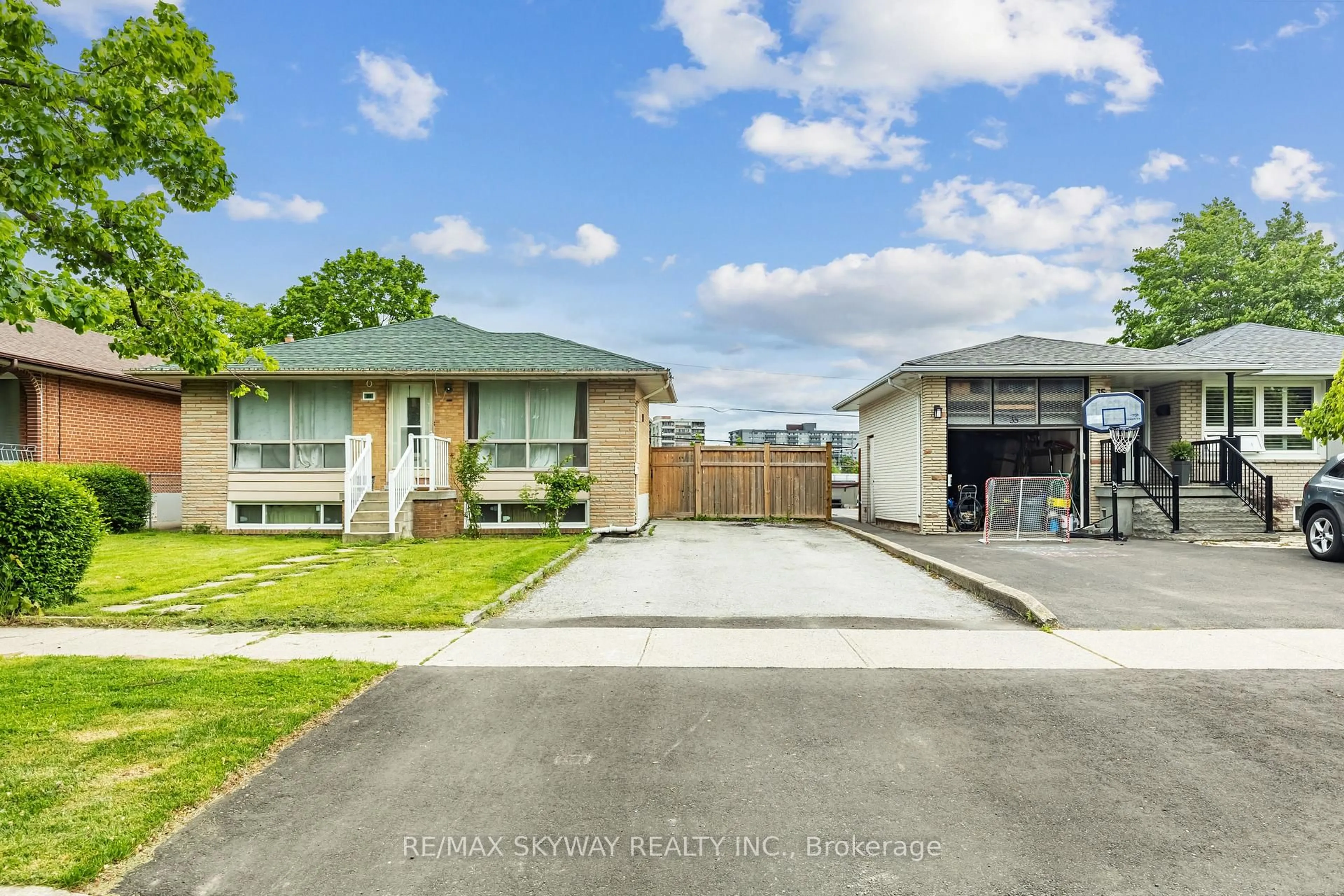 A pic from outside/outdoor area/front of a property/back of a property/a pic from drone, street for 33 Tapley Dr, Toronto Ontario M9R 3P2
