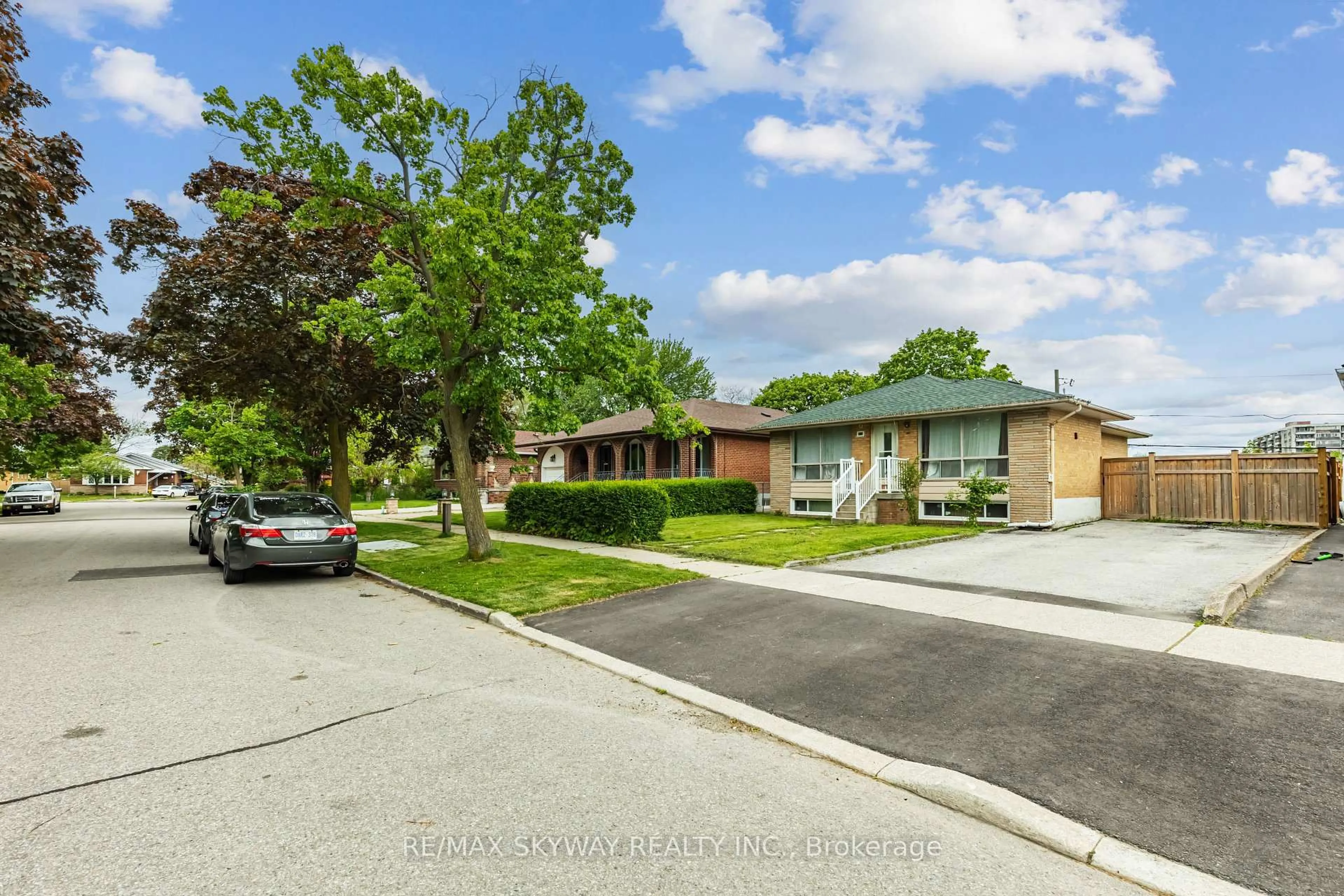 A pic from outside/outdoor area/front of a property/back of a property/a pic from drone, street for 33 Tapley Dr, Toronto Ontario M9R 3P2