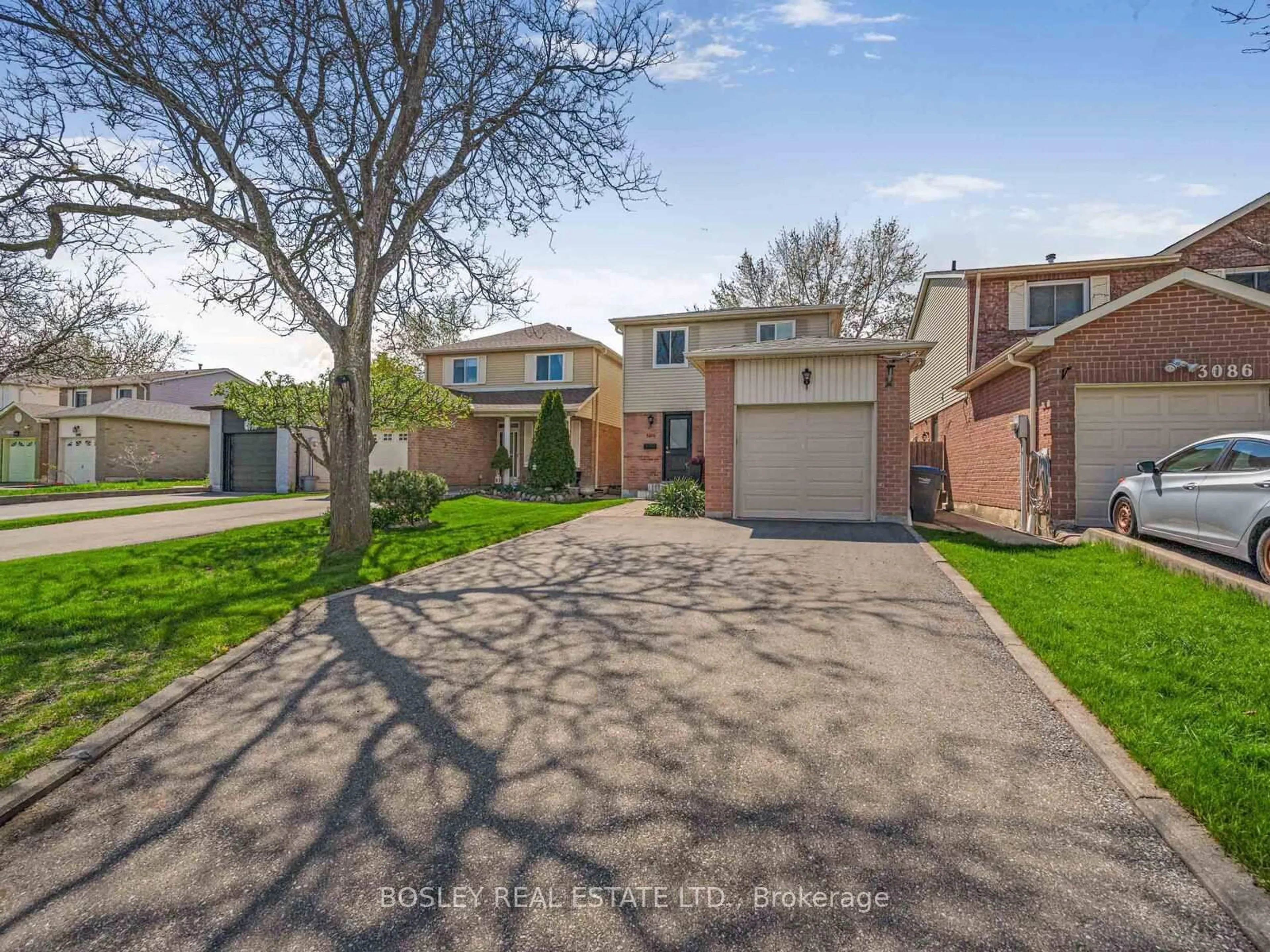A pic from outside/outdoor area/front of a property/back of a property/a pic from drone, street for 3090 Keynes Cres, Mississauga Ontario L5N 3A1