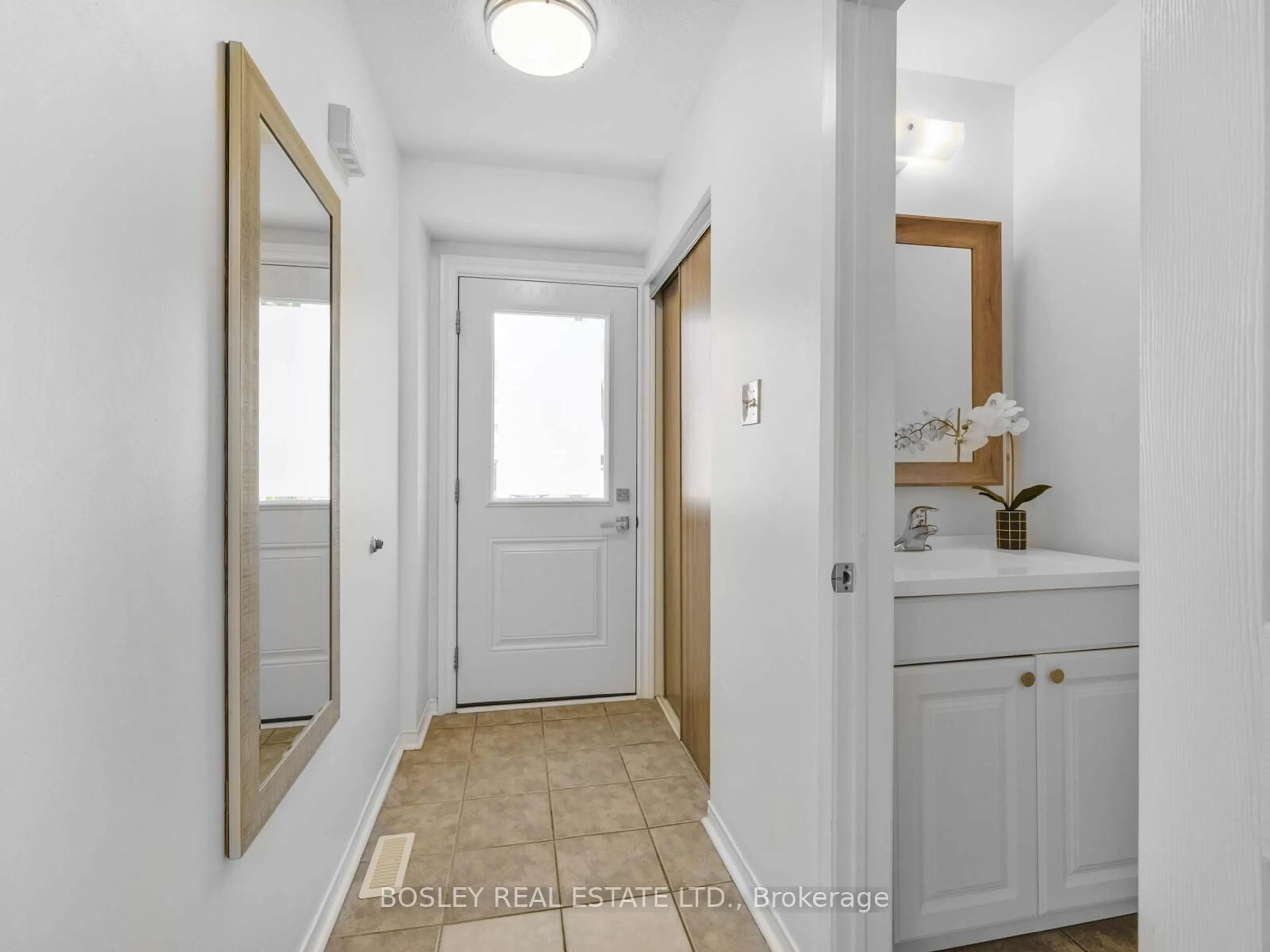 Indoor entryway for 3090 Keynes Cres, Mississauga Ontario L5N 3A1