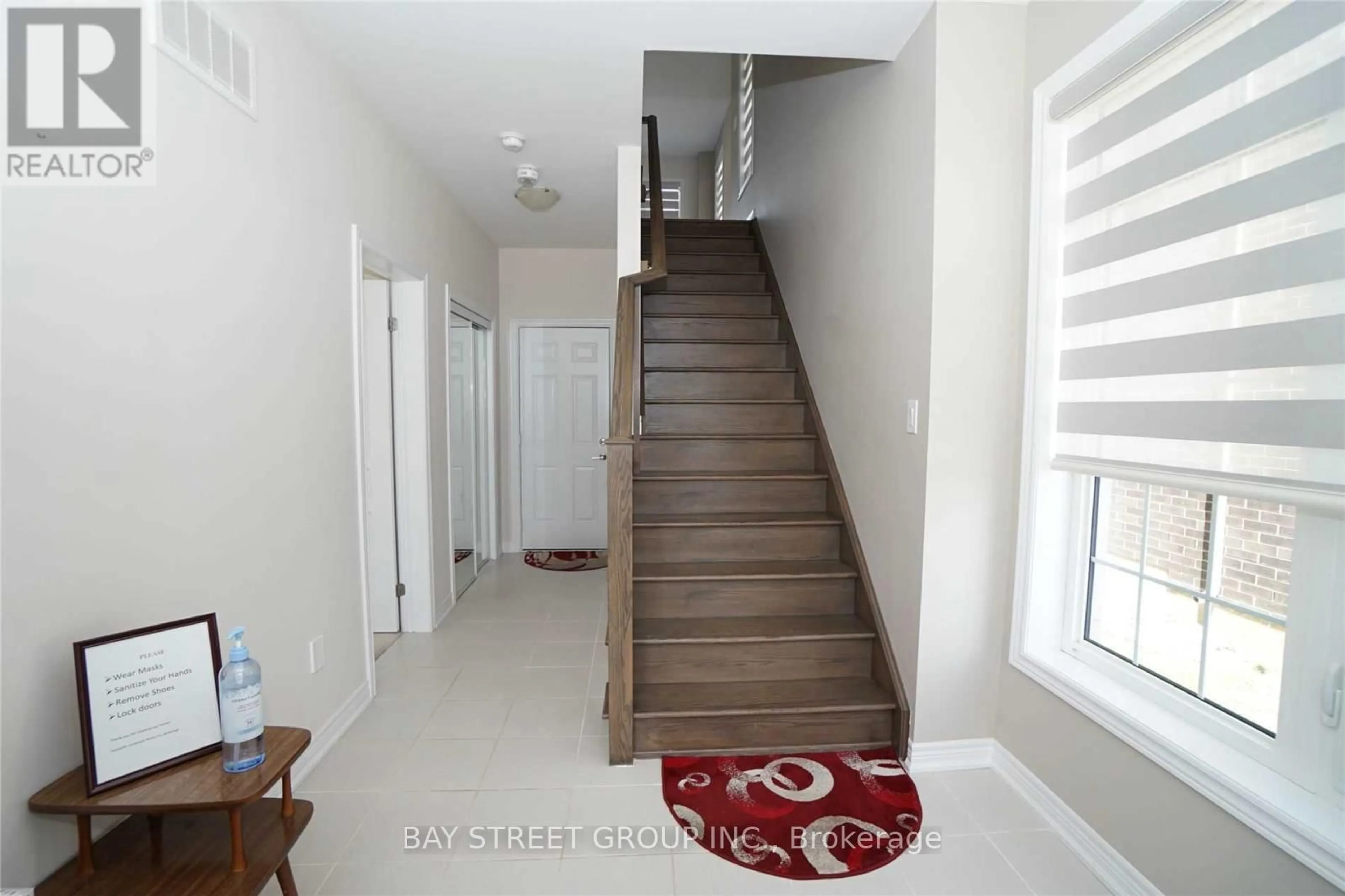 Indoor entryway for 3026 Postridge Dr #14, Oakville Ontario L6H 0R8