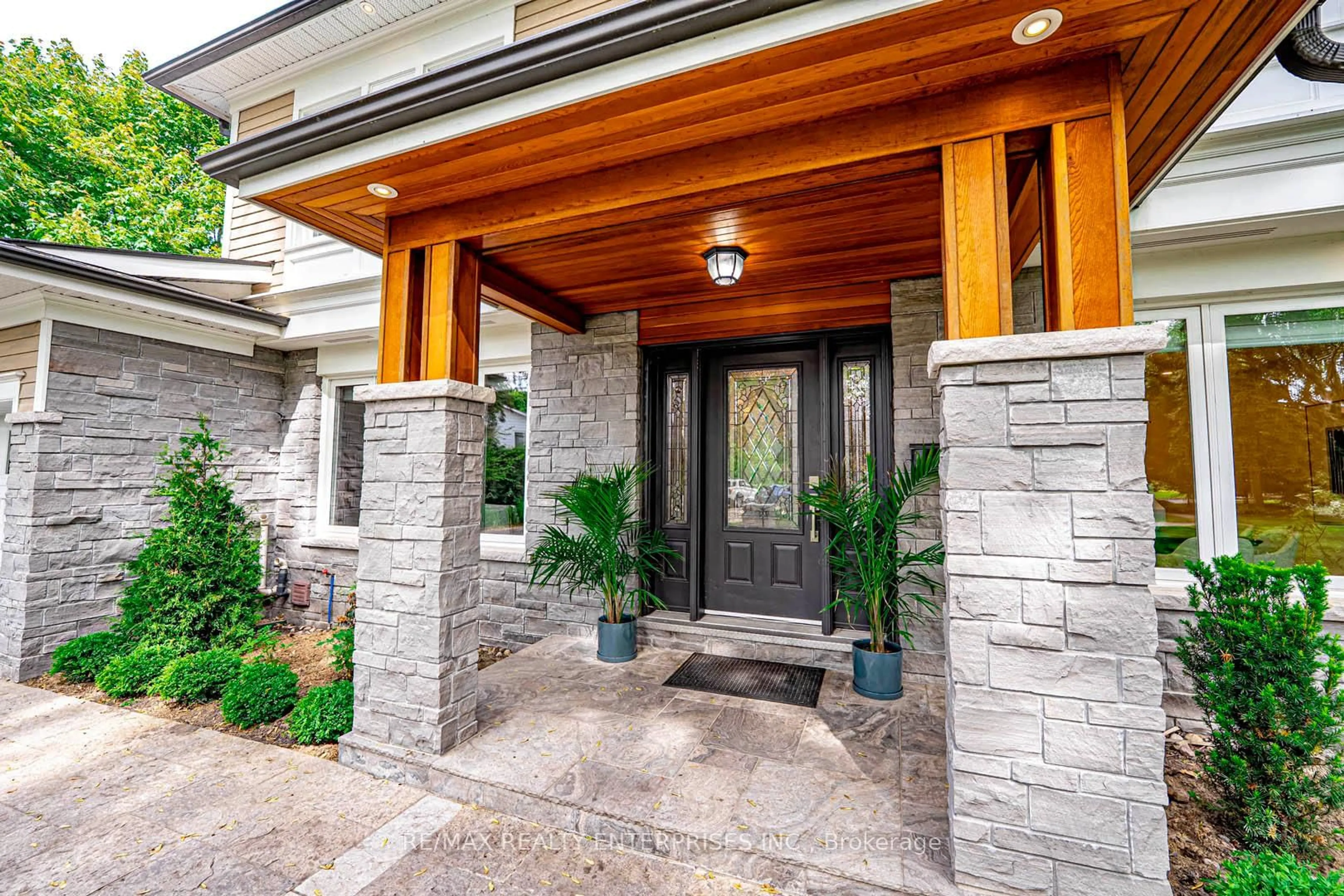 Indoor entryway for 2157 Hillfield Crt, Mississauga Ontario L5B 1Y2