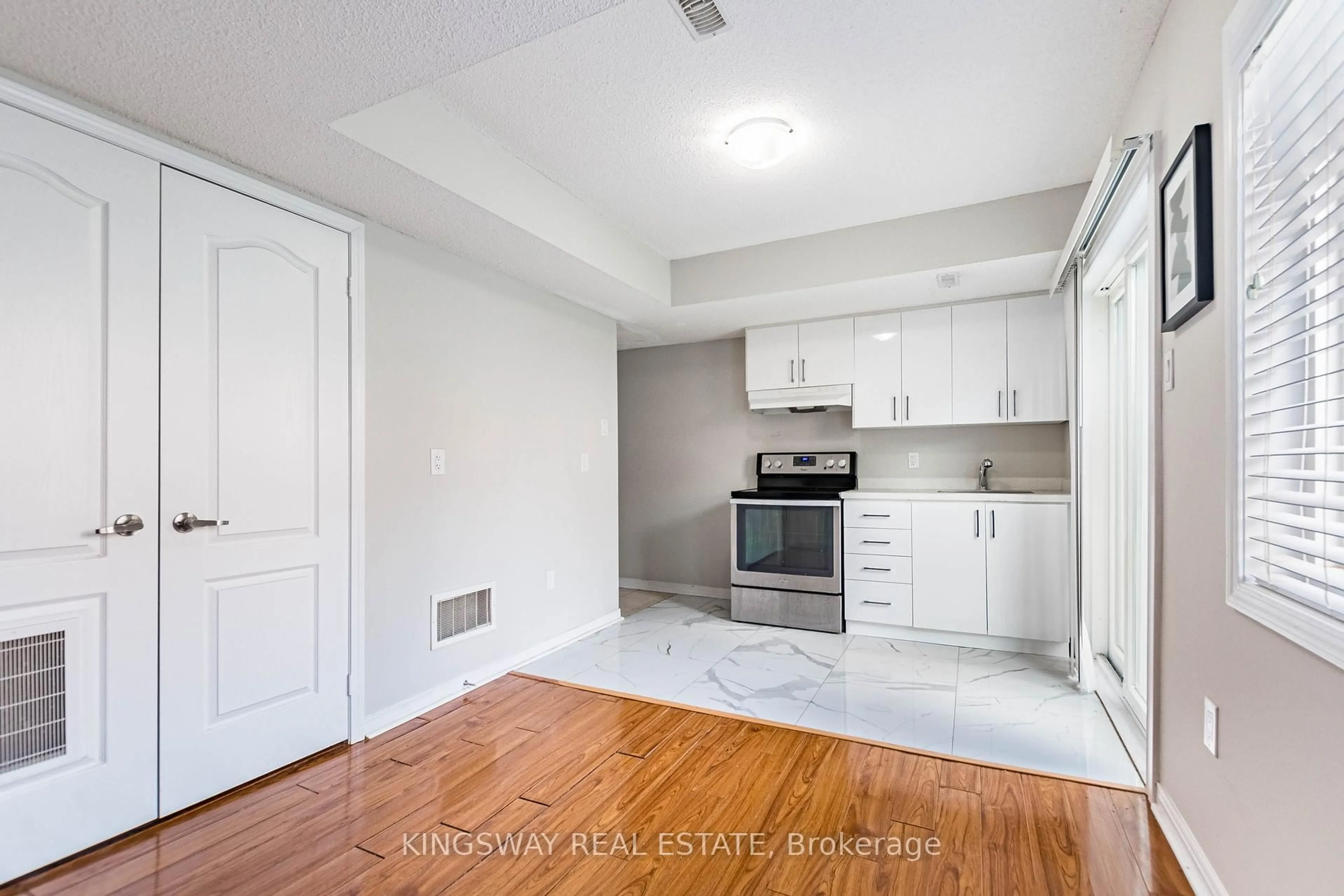 Standard kitchen, unknown for 5821 Tiz Rd, Mississauga Ontario L5R 0B4