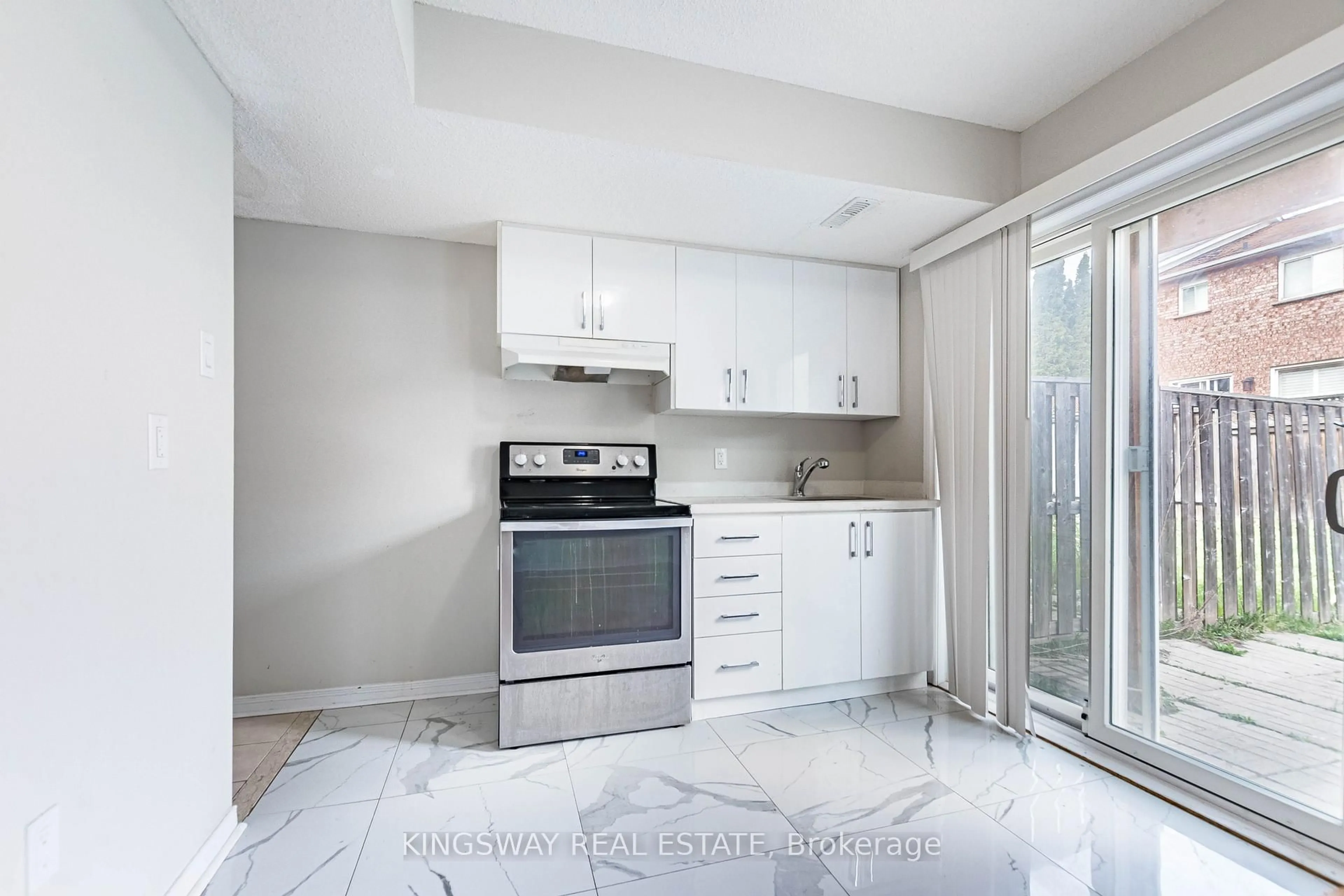 Standard kitchen, ceramic/tile floor for 5821 Tiz Rd, Mississauga Ontario L5R 0B4