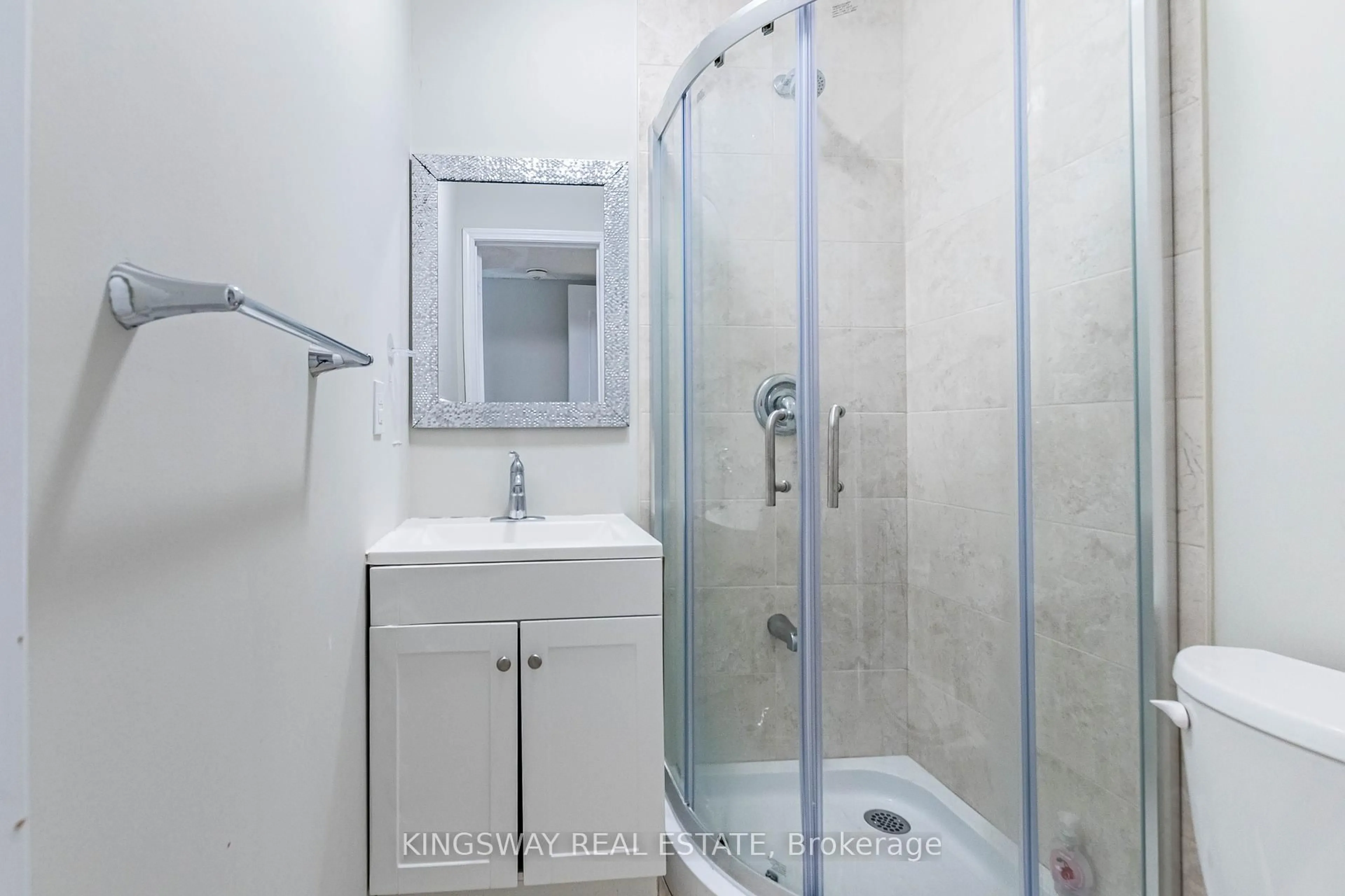 Standard bathroom, ceramic/tile floor for 5821 Tiz Rd, Mississauga Ontario L5R 0B4