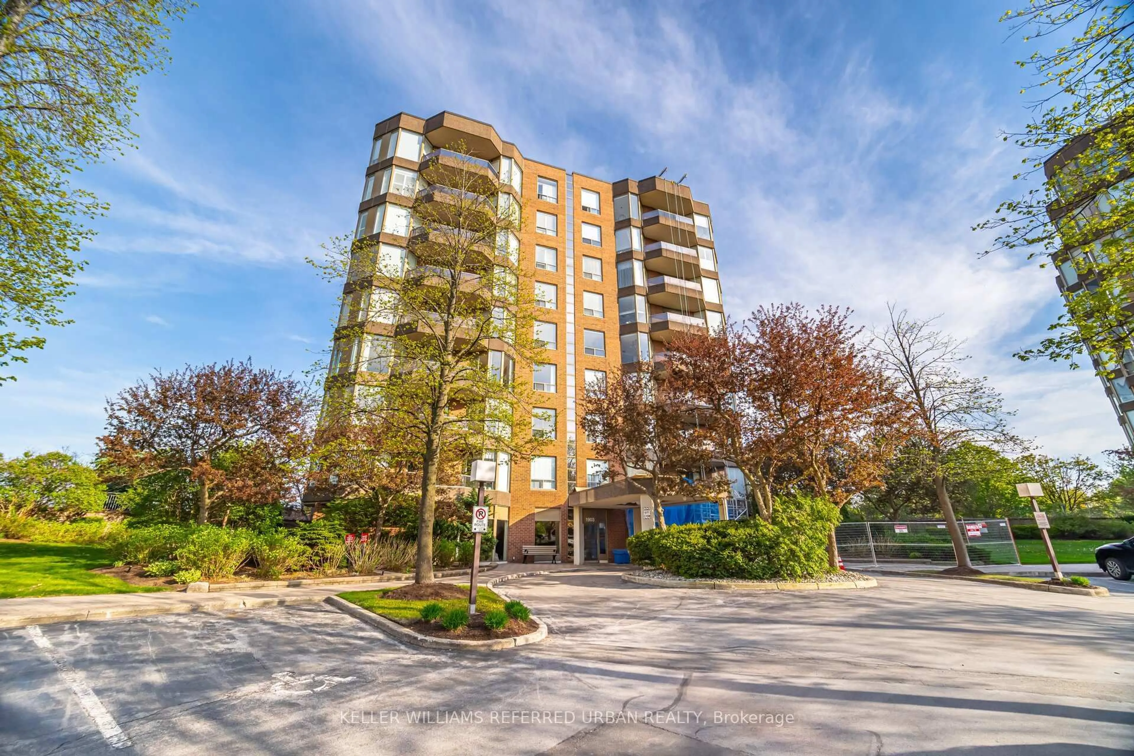 A pic from outside/outdoor area/front of a property/back of a property/a pic from drone, building for 1903 Pilgrims Way #402, Oakville Ontario L6M 2X1