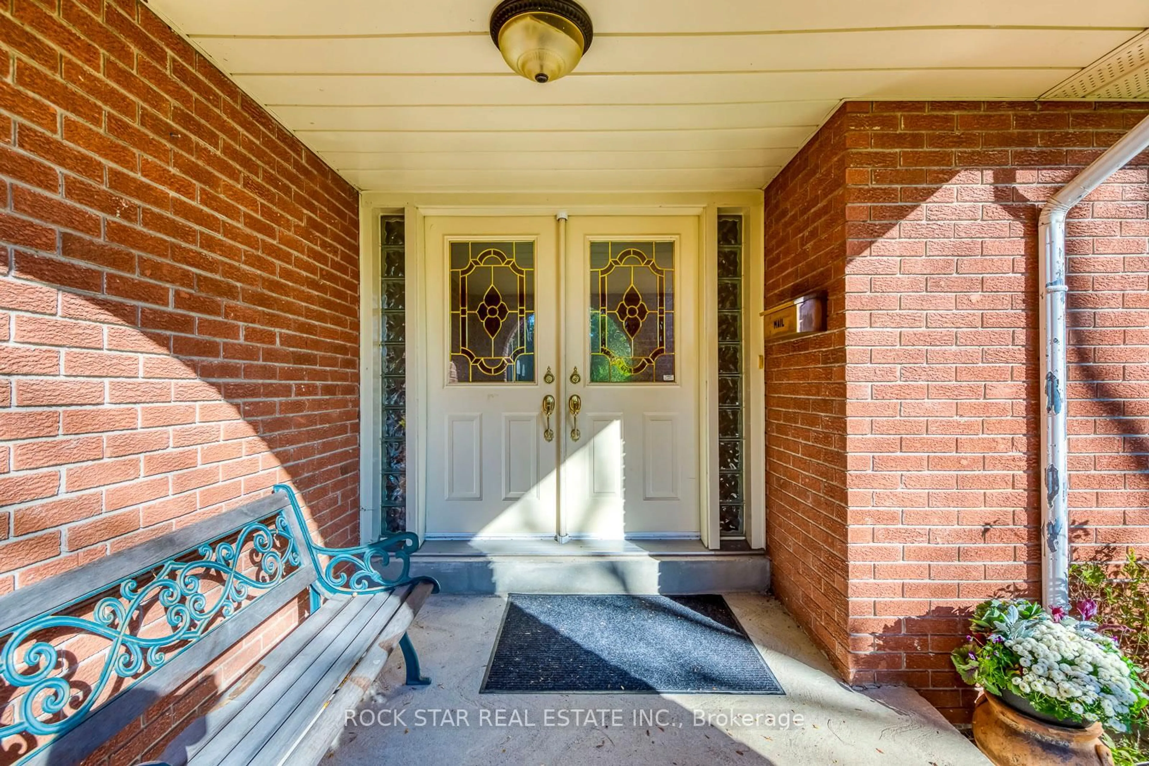 Indoor entryway for 14 Cairnmore Crt, Brampton Ontario L6Z 1T6