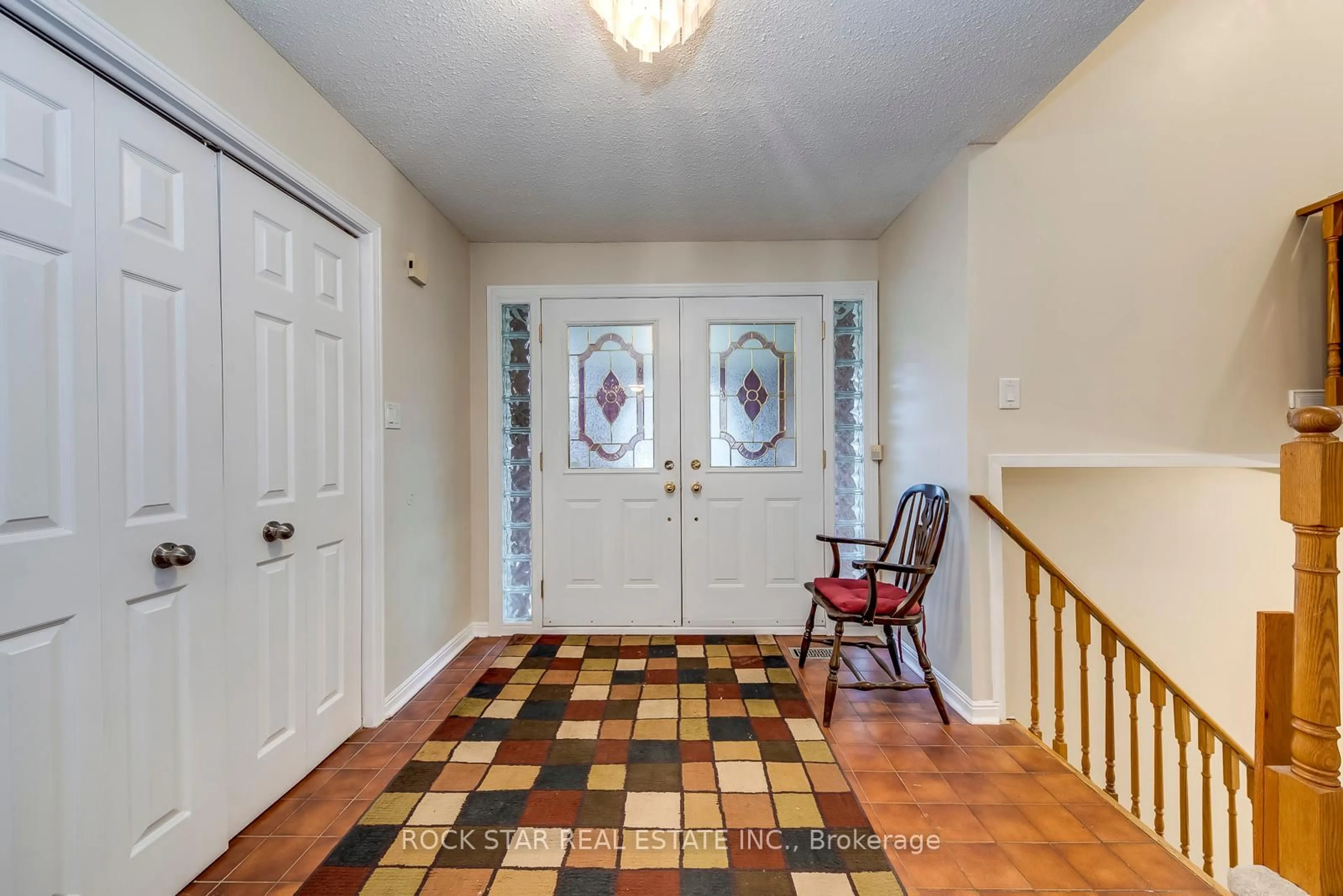 Indoor entryway for 14 Cairnmore Crt, Brampton Ontario L6Z 1T6