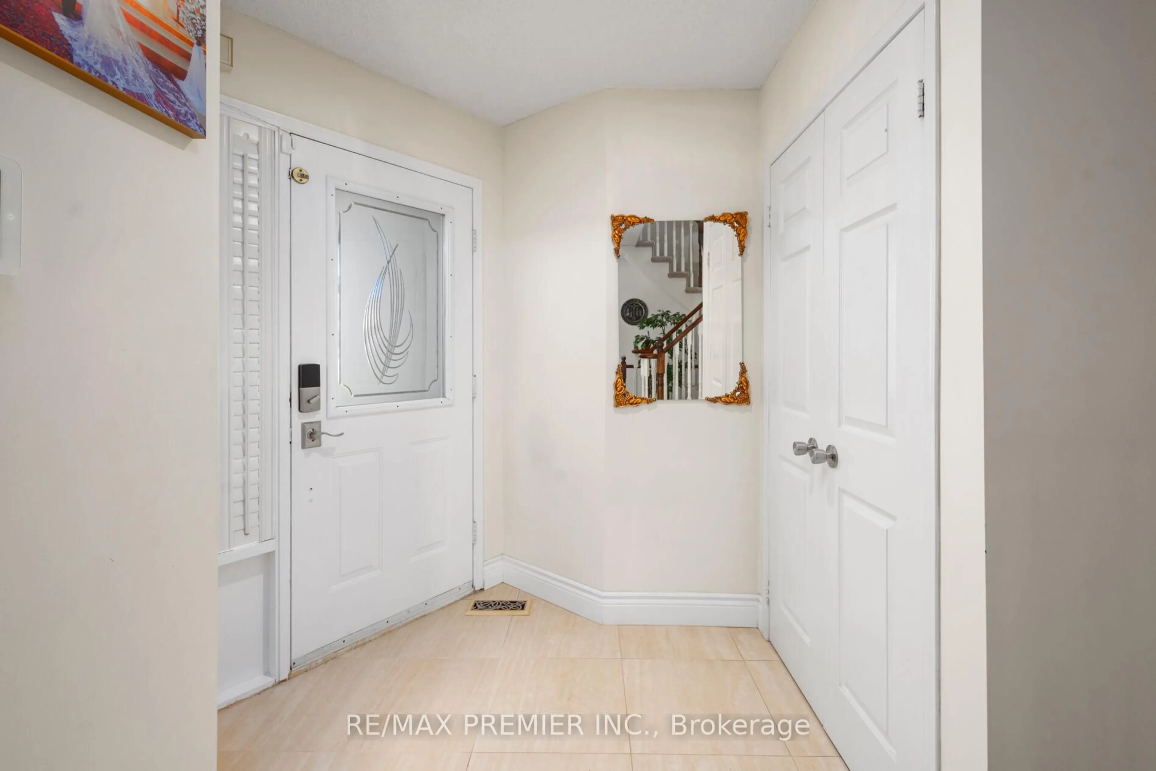 Indoor entryway for 3960 Honey Locust Tr, Mississauga Ontario L5N 7A5