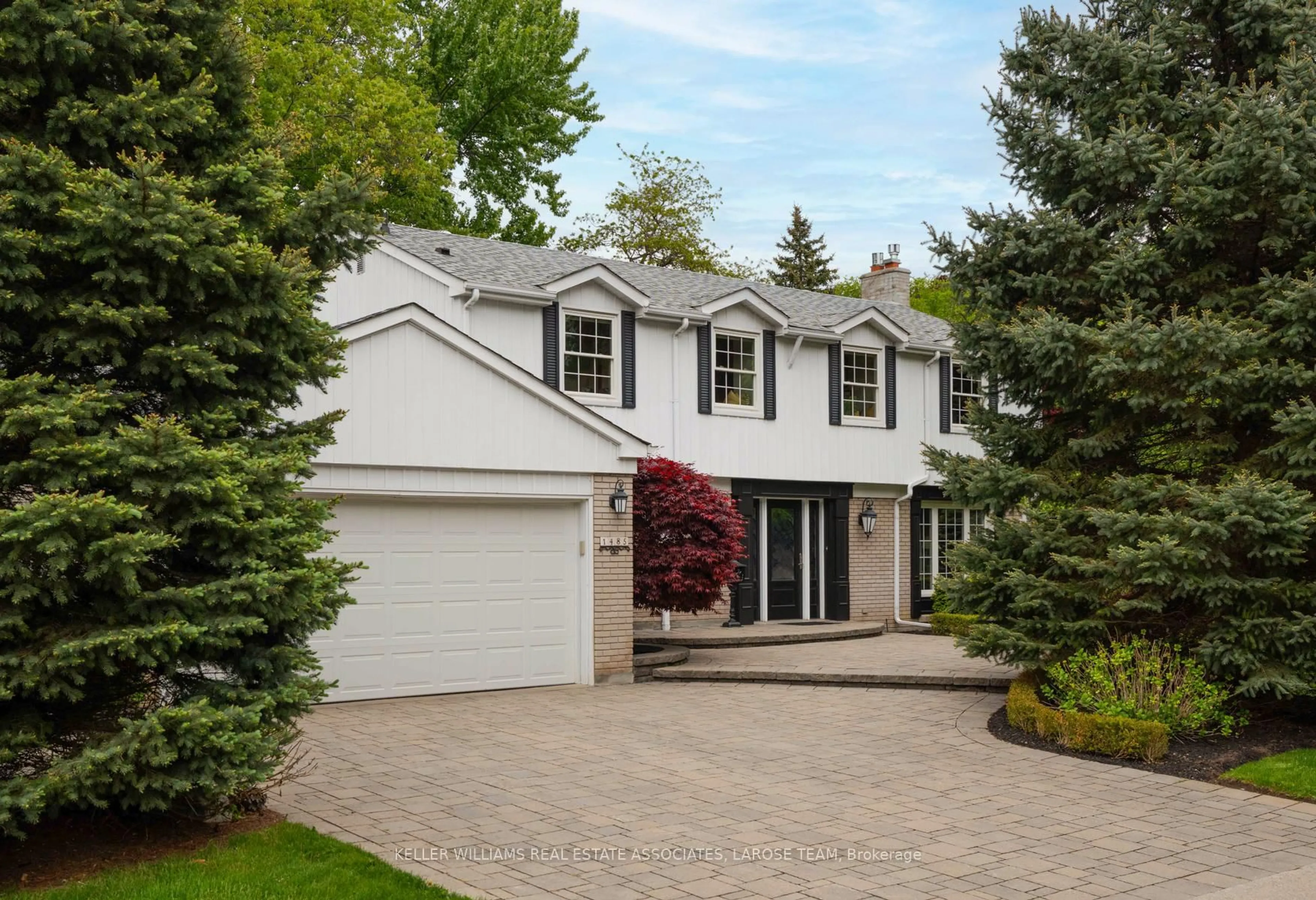 Home with vinyl exterior material, street for 1485 Tecumseh Park Dr, Mississauga Ontario L5H 2W7